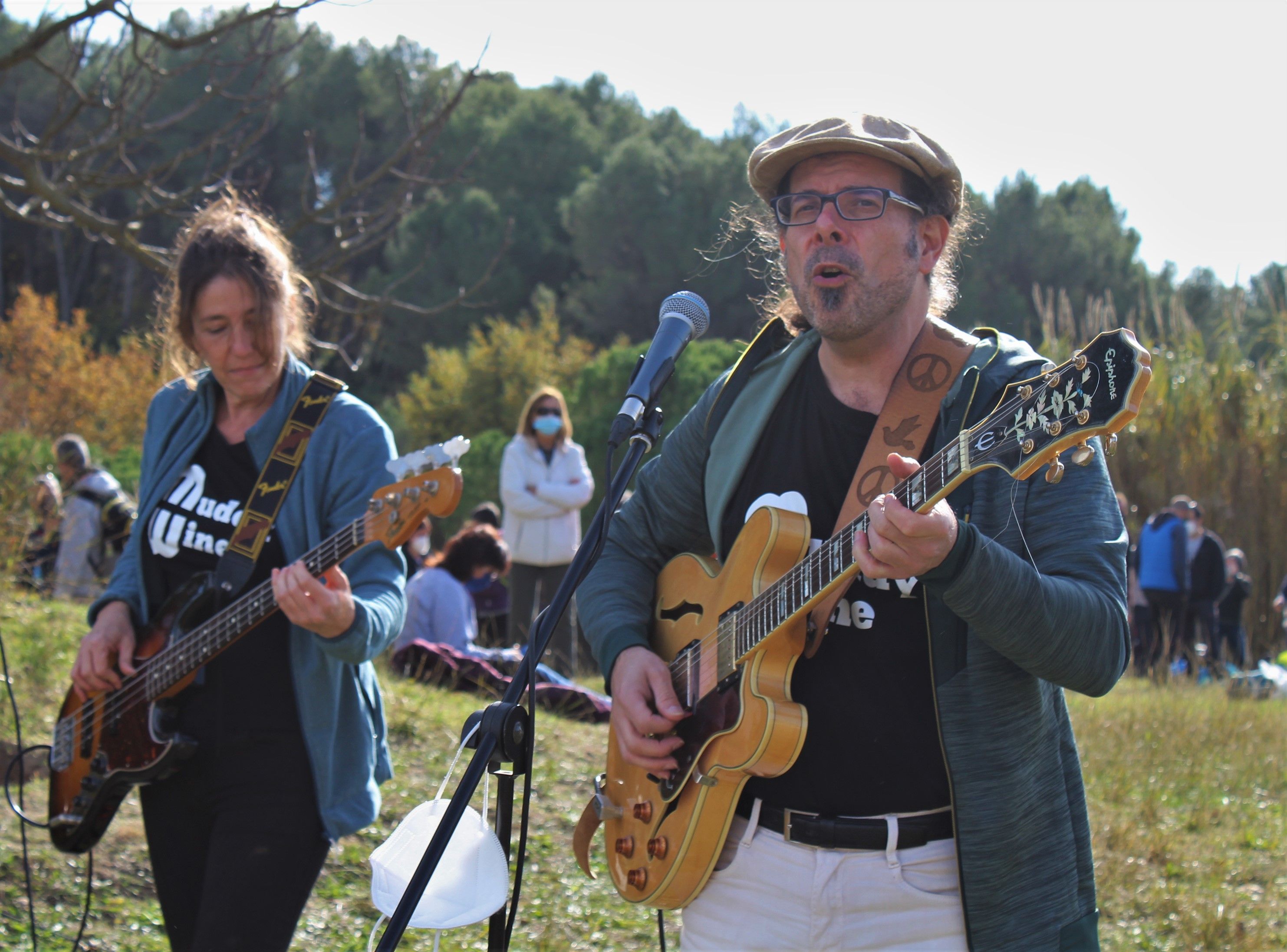 Centenars de persones es manifesten per un parc públic al golf de Can Sant Joan. FOTO: Andrea Martínez