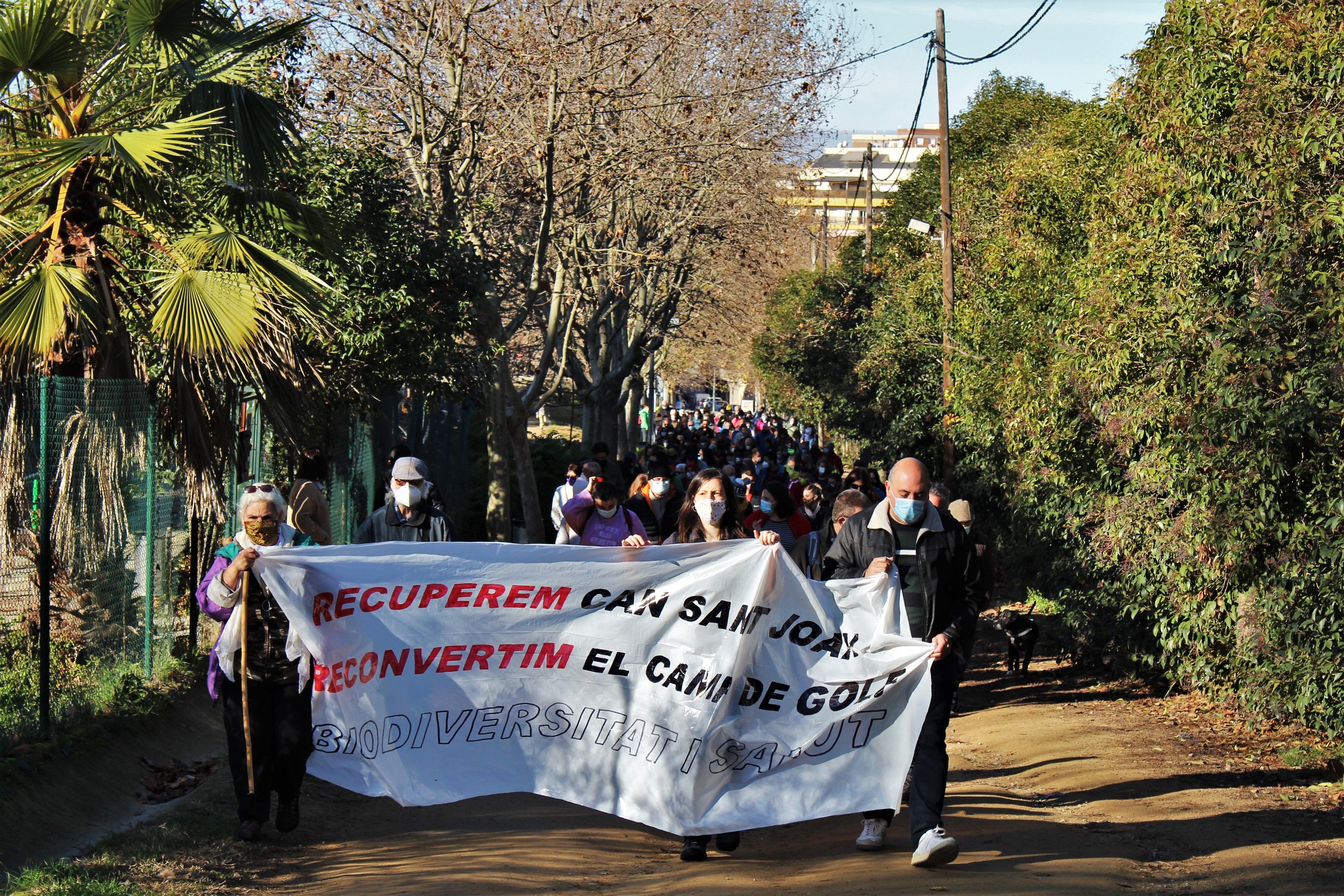 Centenars de persones es manifesten per un parc públic al golf de Can Sant Joan. FOTO: Andrea Martínez