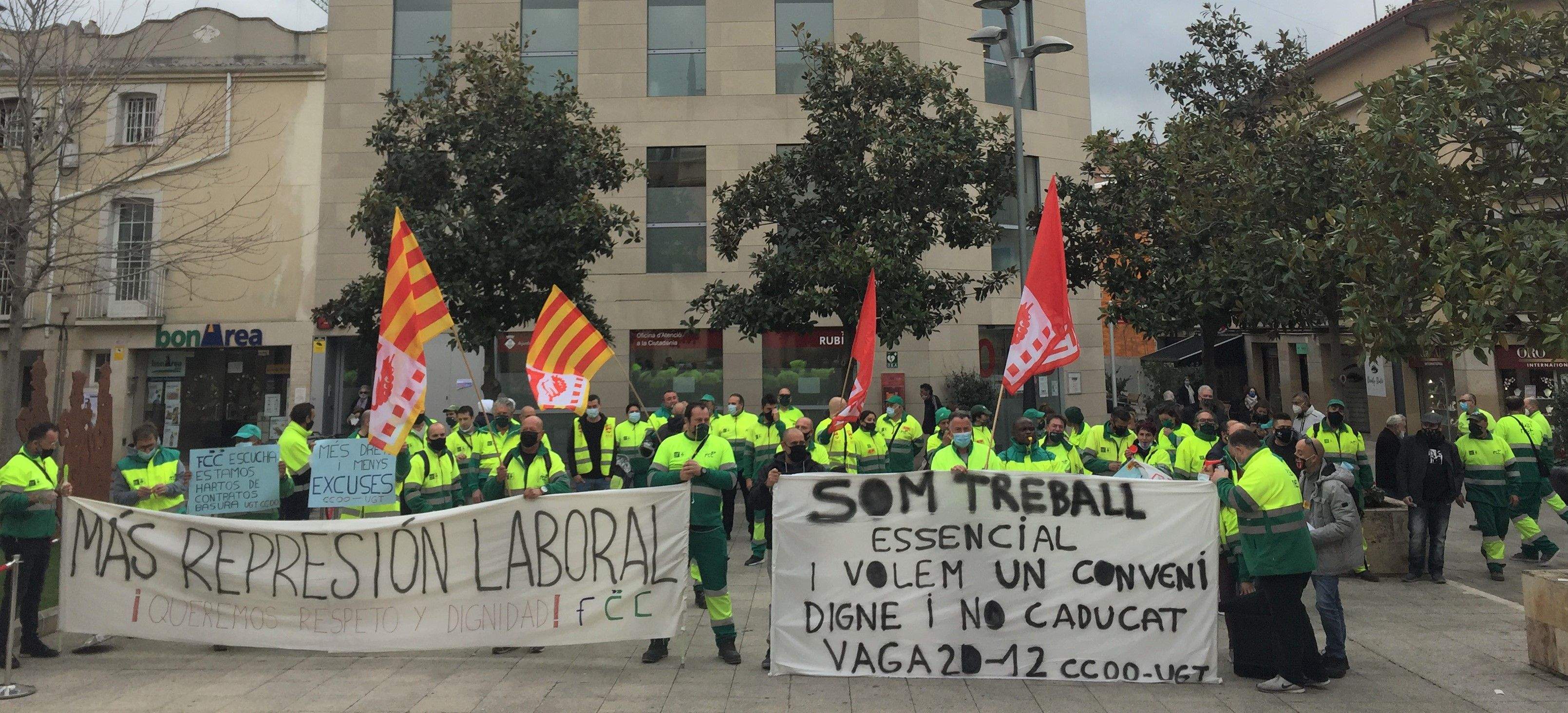 Els treballadors de Rubí Net es manifesten pel conflicte laboral amb FCC Medio Ambiente. FOTO: Redacció