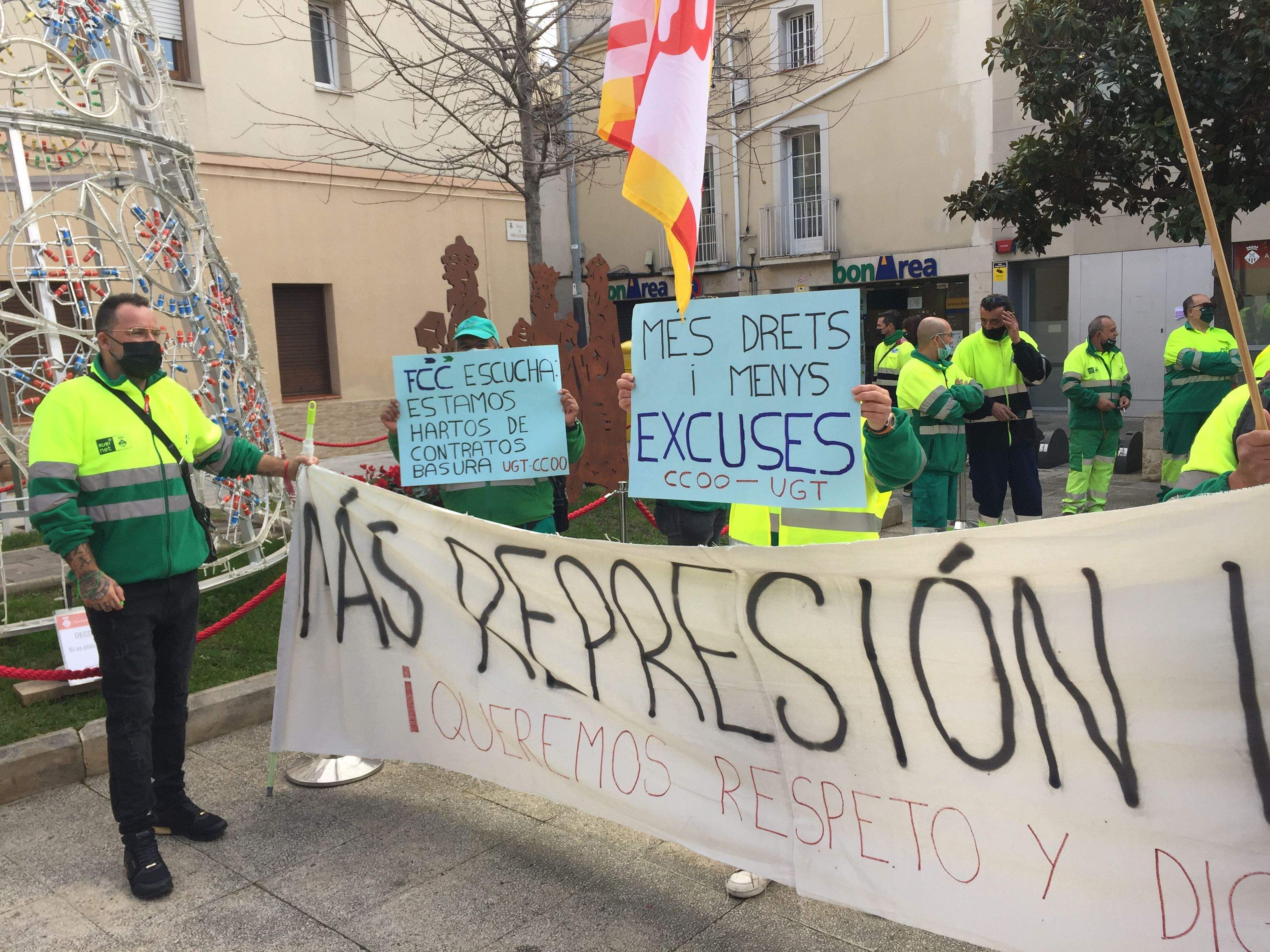 Es manté la vaga d'escombraries prevista per Festa Major. Pancartes dels treballadors de Rubí Net al 2020. FOTO: Redacció