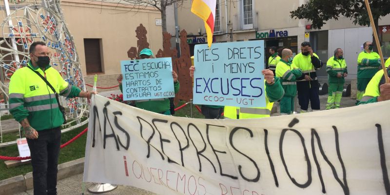 Pancartes dels treballadors de Rubí Net. FOTO: Redacció