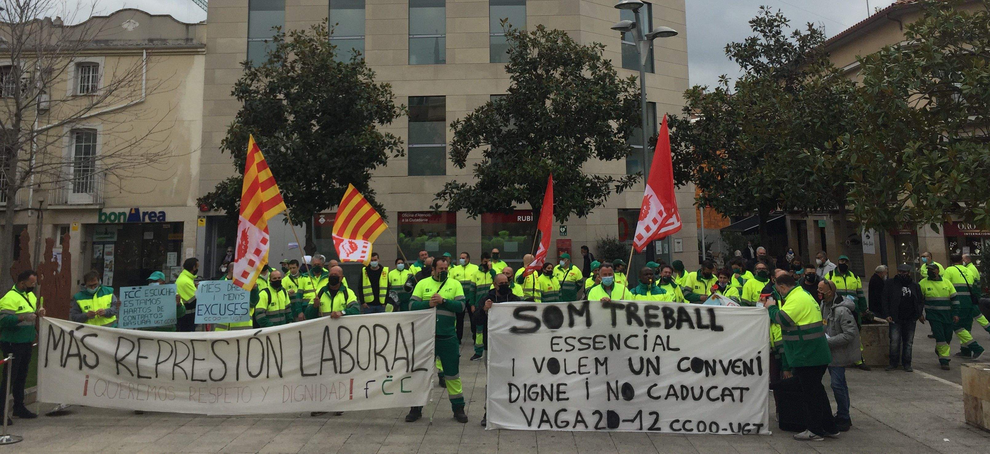 Manifestació dels treballadors de Rubí Net dimarts passat a la plaça Pere Aguilera. FOTO: Redacció