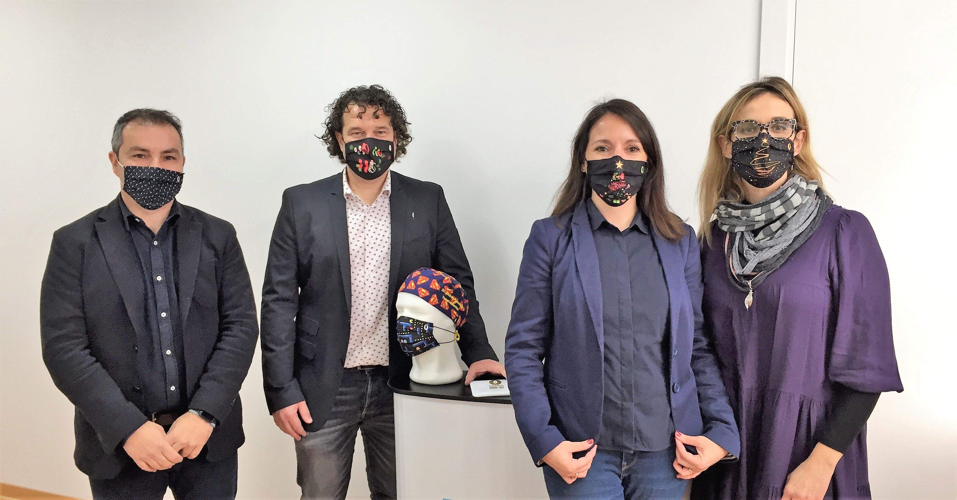 Xavier Garrido, Xavier Mas, juntament amb Carol Esquinas i una altra responsable de l'empresa rubinenca Robin Hat. FOTO: Redacció