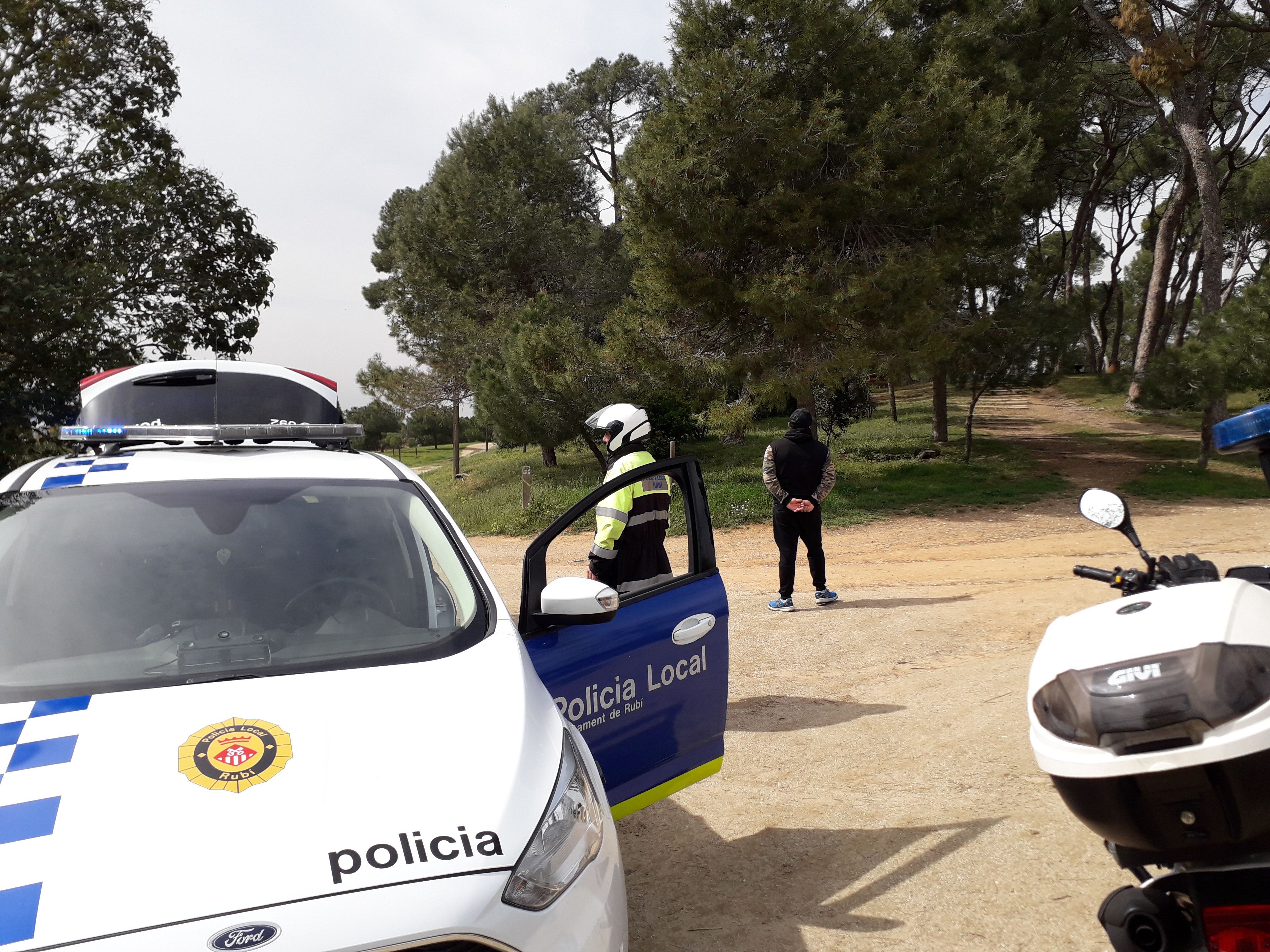 La Policia local podia imposar multes si no es respectava el confinament. FOTO: NHS