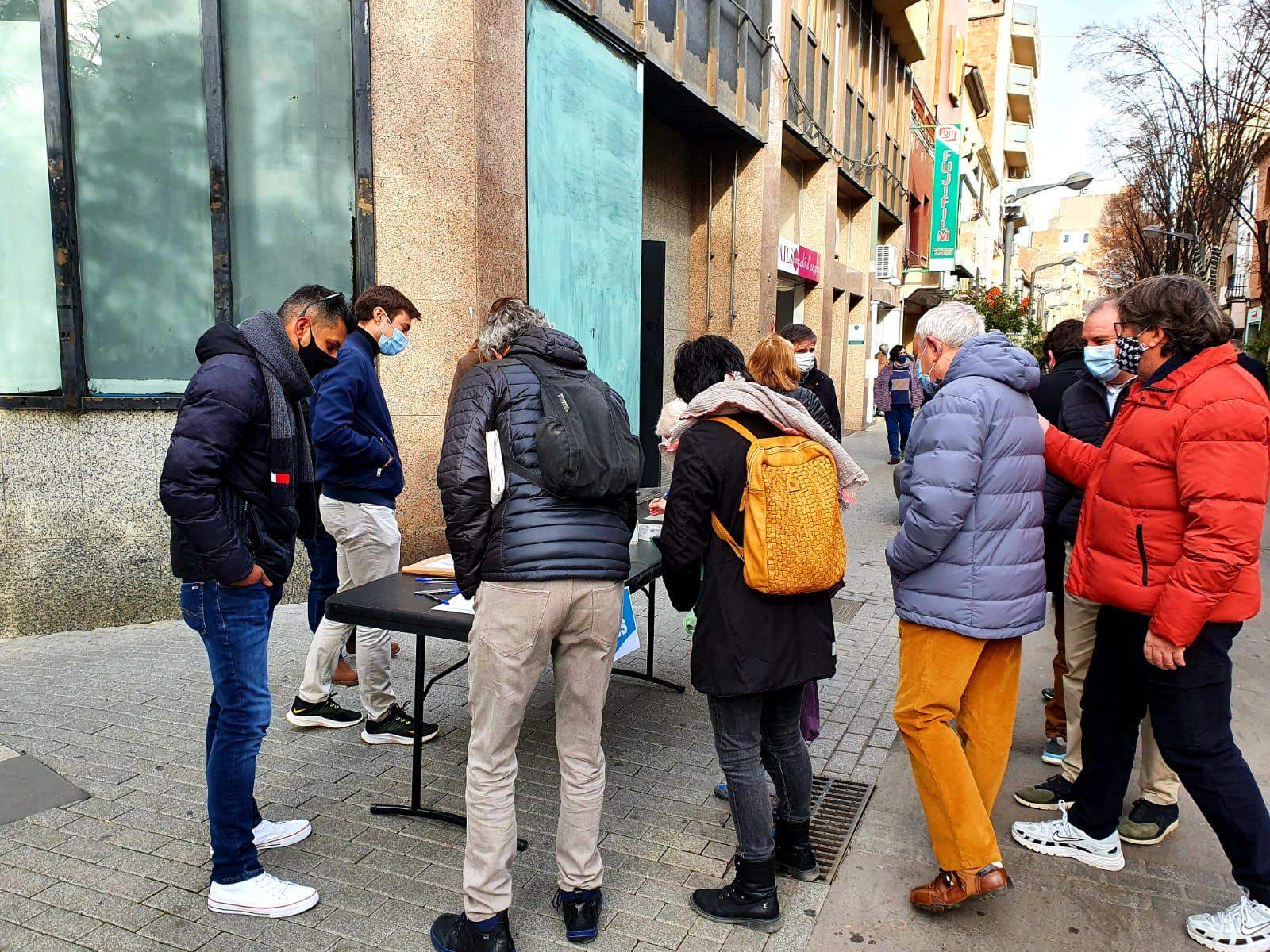 Recollida d'avals de Junts per Catalunya a Rubí el passat dissabte. FOTO: Cedida