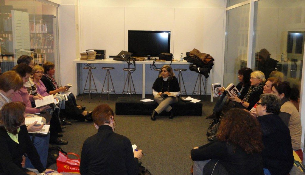 Una de les primeres reunions del club de lectura Veus de dona a la biblioteca municipal. FOTO|Cedida