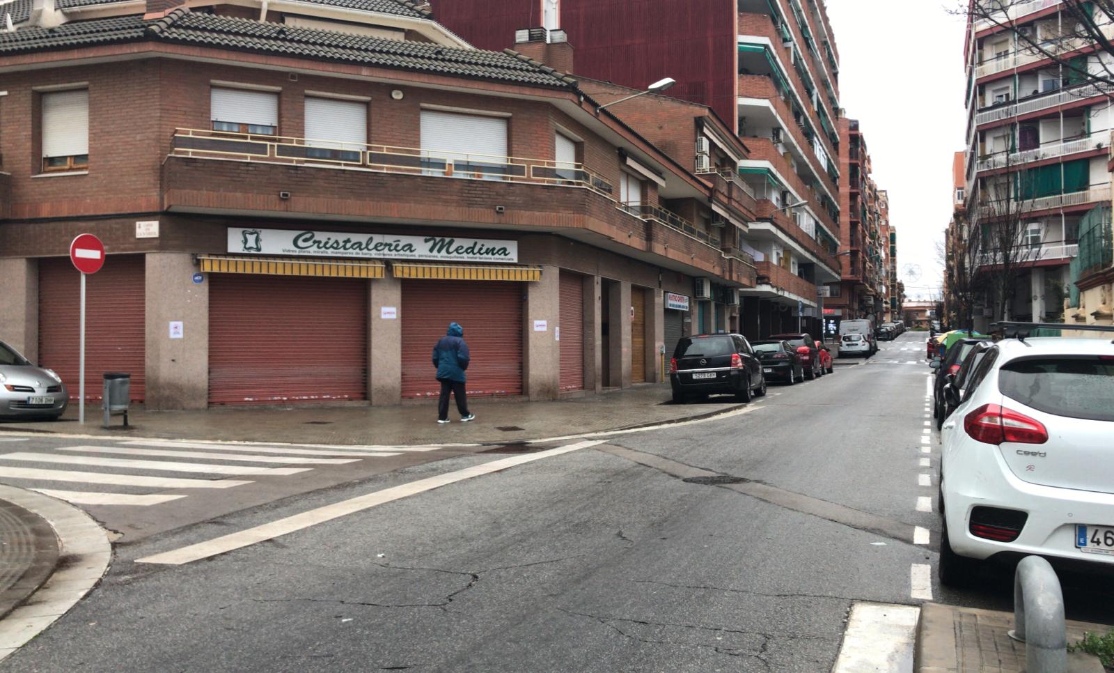 El mal temps i les botigues tancades deixen el centre de Rubí pràcticament buit. FOTO: Andrea Martínez