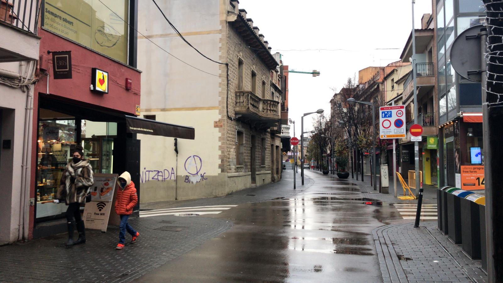 El mal temps i les botigues tancades deixen el centre de Rubí pràcticament buit. FOTO: Andrea Martínez