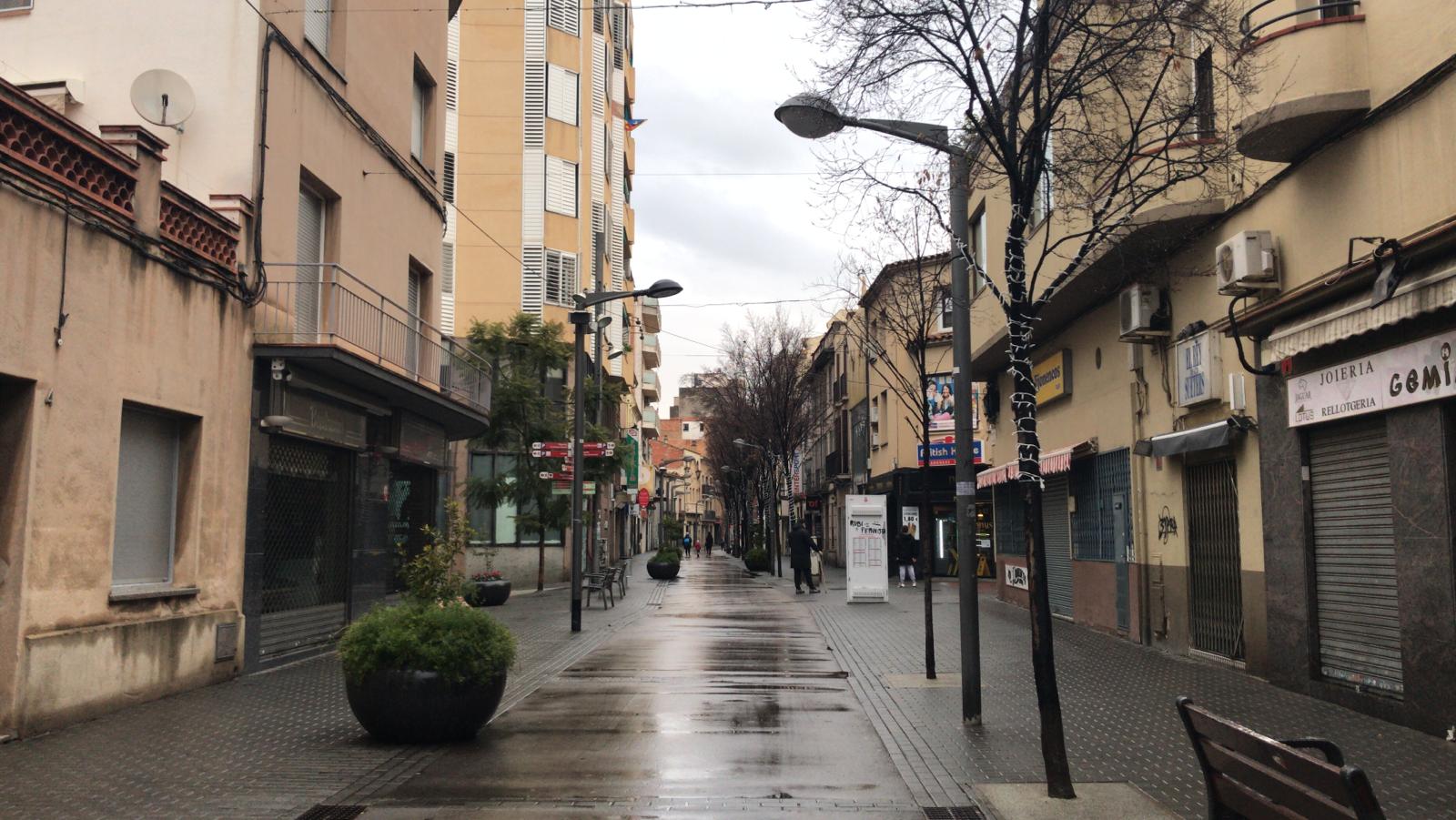 El mal temps i les botigues tancades deixen el centre de Rubí pràcticament buit. FOTO: Andrea Martínez