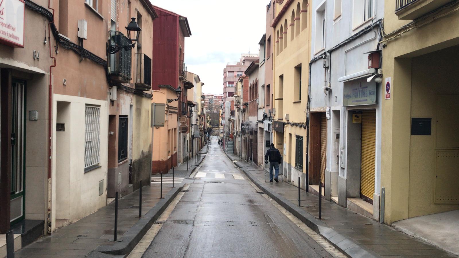 El mal temps i les botigues tancades deixen el centre de Rubí pràcticament buit. FOTO: Andrea Martínez