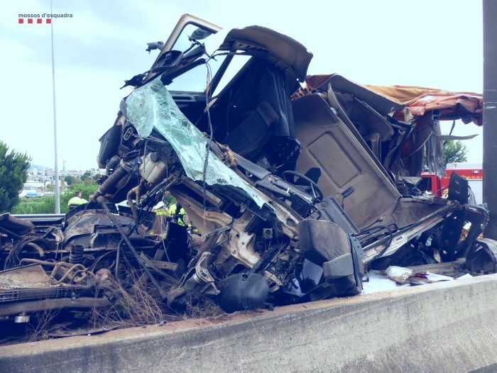 Denunciats a Rubí els responsables d'una empresa d'obres per un homicidi per imprudència greu. FOTO: El vehicle sinistrat. Mossos d'Esquadra