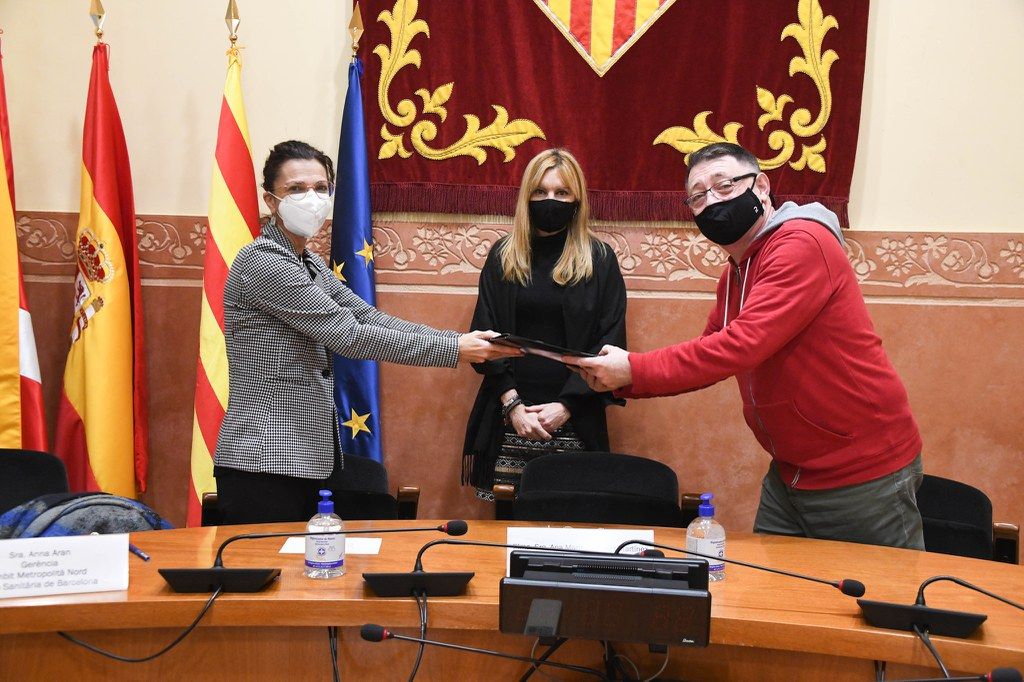 Moment del lliurament de les signatures recollides per la plataforma ciutadana de Rubí a la gerent de l’Àmbit Metropolità Nord, Anna Aran. FOTO: Ajuntament de Rubi - Localpres
