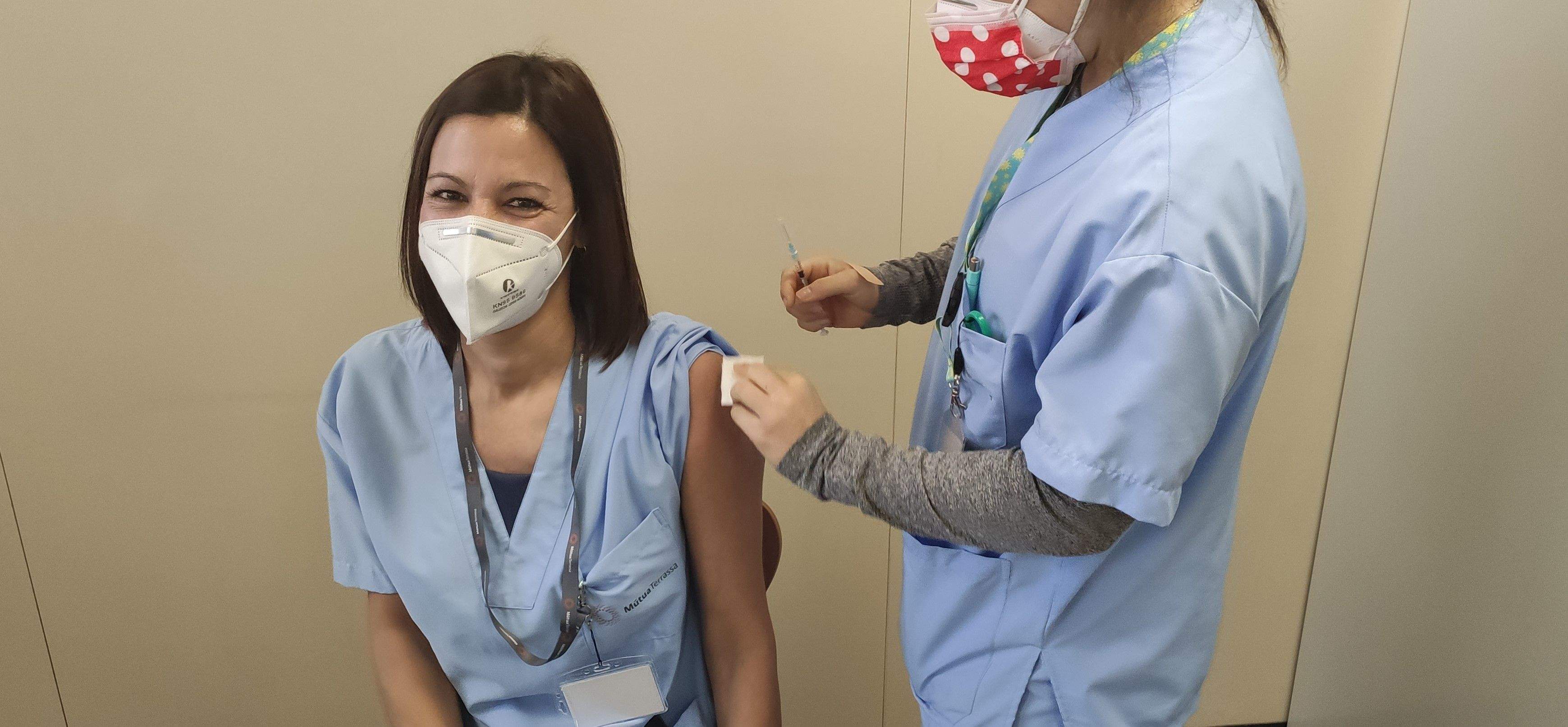 Una de les professionals vacunades contra la Covid-19, aquest dijous al matí, al CAP Mútua de Rubí. FOTO: NHS