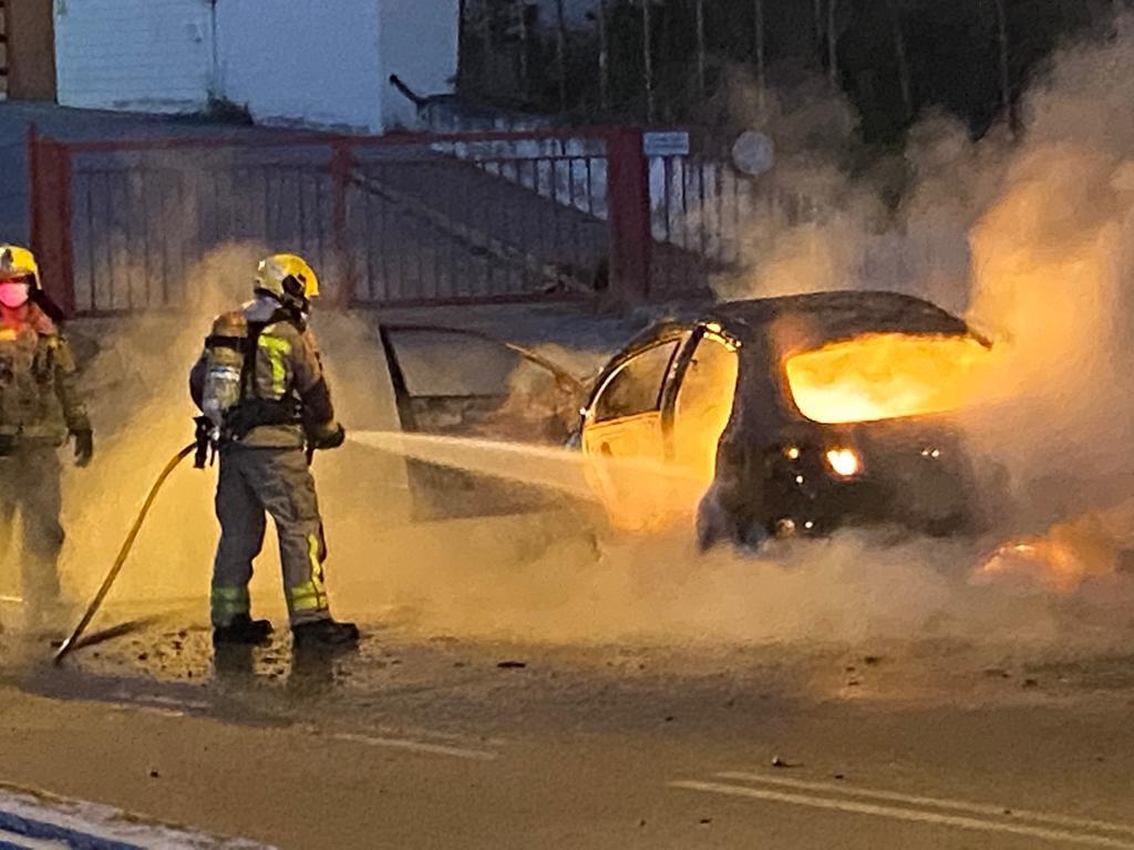 Una dotació de Bombers ha apagat les flames del vehicle incendiat. FOTO: Glòria González