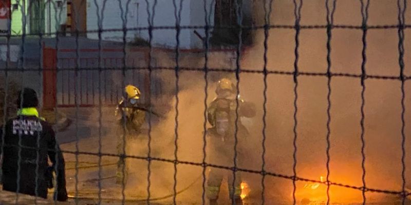 Els Bombers han trigat gairebé una hora en apagar les flames i remullar la zona. FOTO: Glòria González