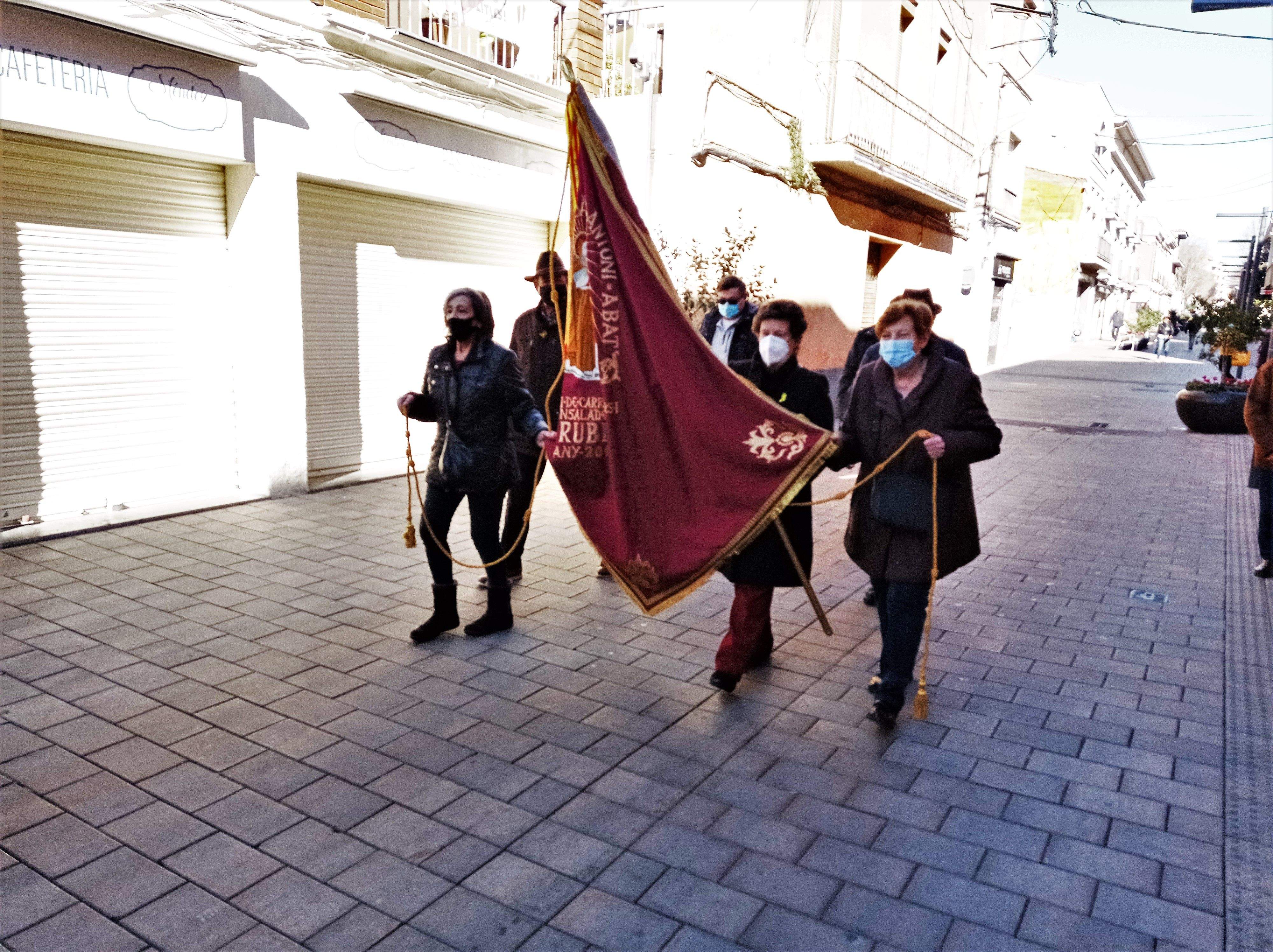 Missa i baixada de bandera per posar el punt final a una festa de Sant Antoni Abat atípica, FOTO: Associació Sant Antoni Abat