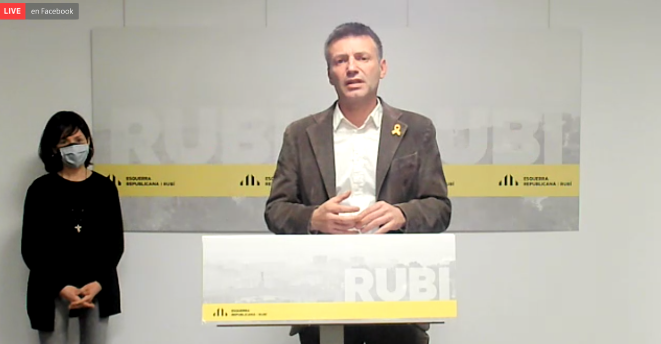 Xavier Corbera, portaveu d'ERC Rubí, durant la roda de premsa, i la regidora Montse Soler Xavier Corbera, portaveu d'ERC Rubí, durant la roda de premsa, i la regidora Montse Soler