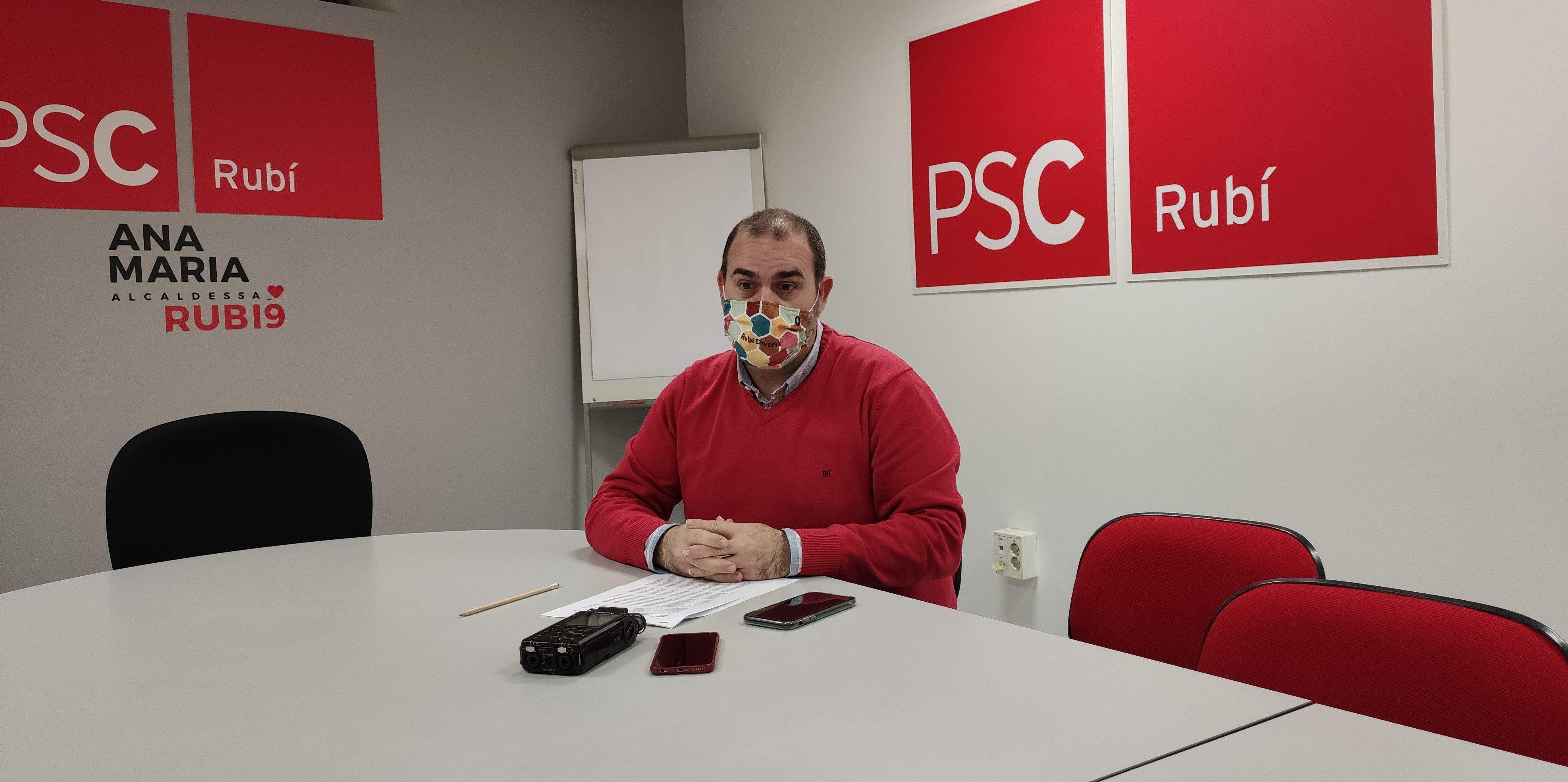 El regidor d'Educació de Rubí, en roda de premsa a la seu del PSC a Rubí. FOTO: Redacció