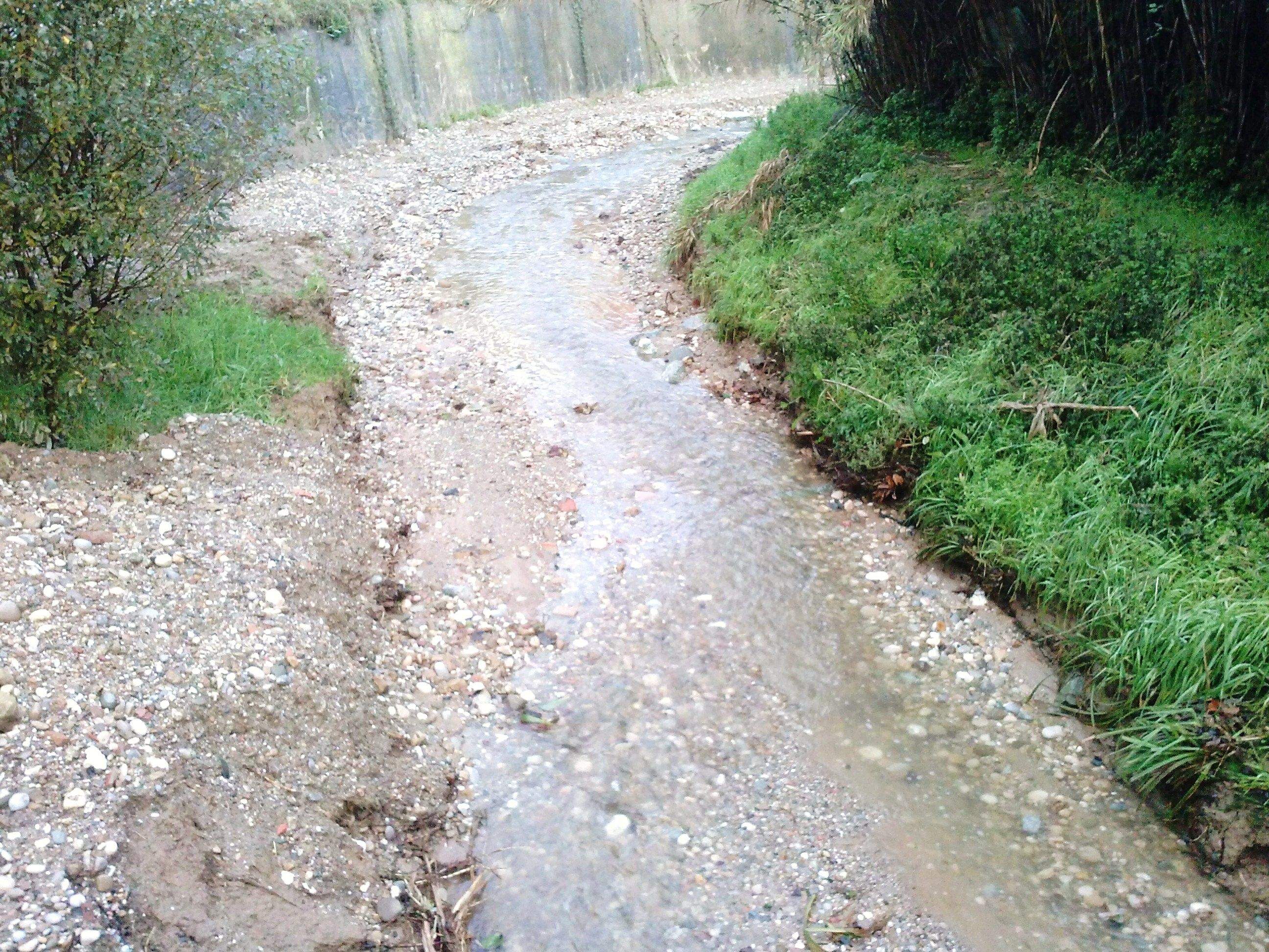 El torrent neix a la serra de Can Carreras, i mentre rep les aigües d’altres aqüífers, travessa diversos kilòmetres de camps i urbanitzacions abans de morir a la nostra riera