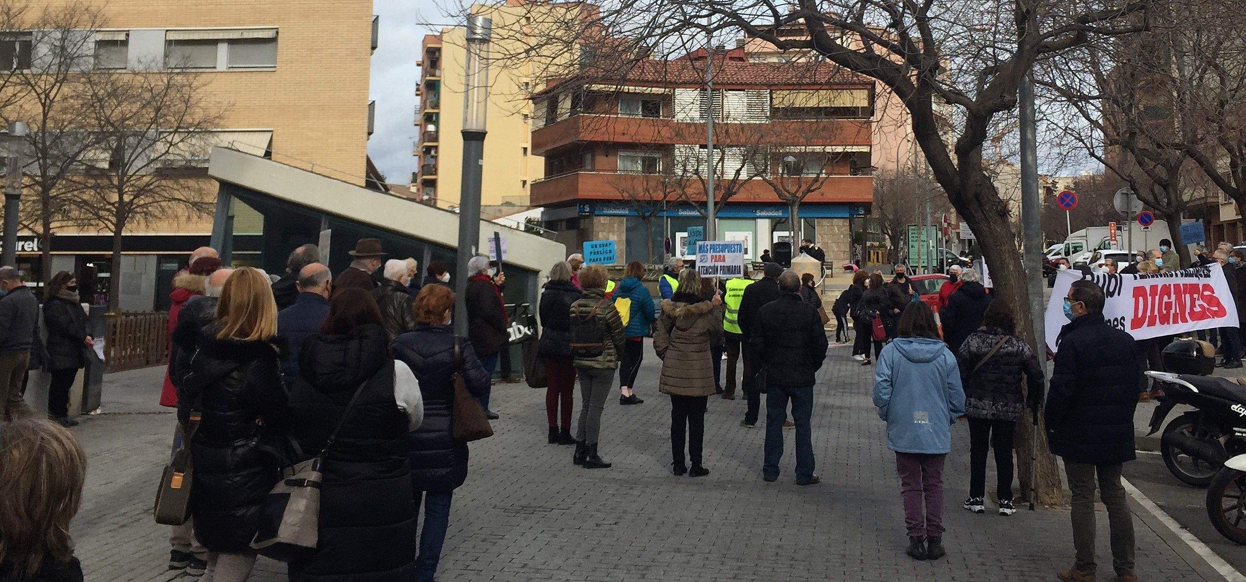 Concentració davant del CAP Mútua de Rubí per exigir més recursos per a la sanitat pública. FOTO: Redacció