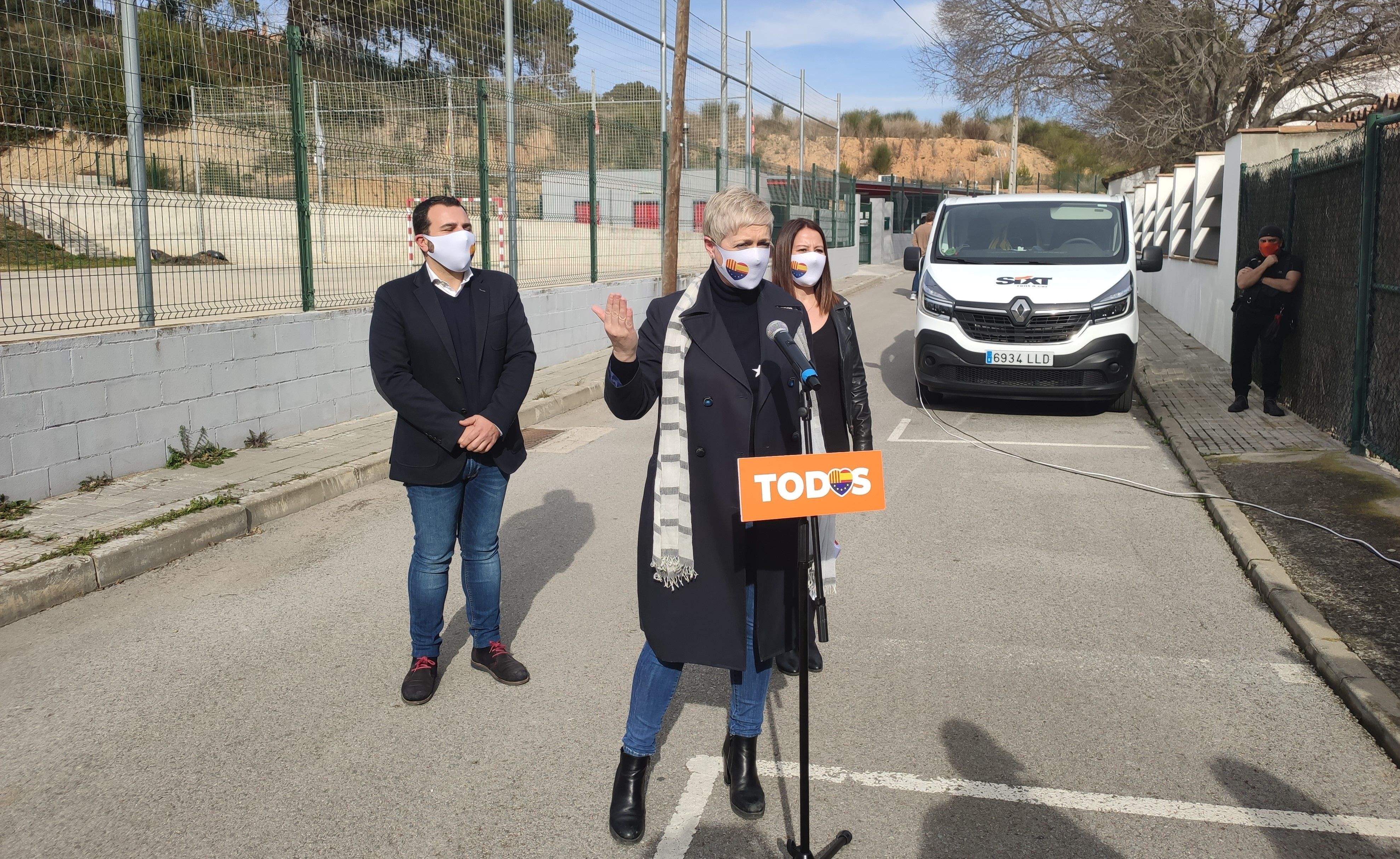 Les candidates de Cs a les eleccions del 14-F Anna Grau i Sonia Sierra a l'Escola de Futbol Can Mir de Rubí, juntament amb Roberto Martín portaveu de la formació al municipi. FOTO: Redacció