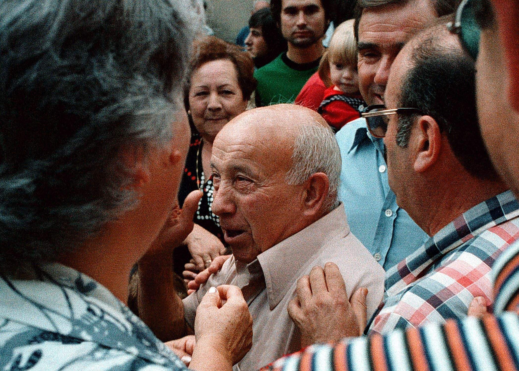 Pere Aguilera i Garriga, fill predilecte de Rubí des de 1987, somrient i rodejat d'amics i seguidors. FOTO: Fons Marroyo 