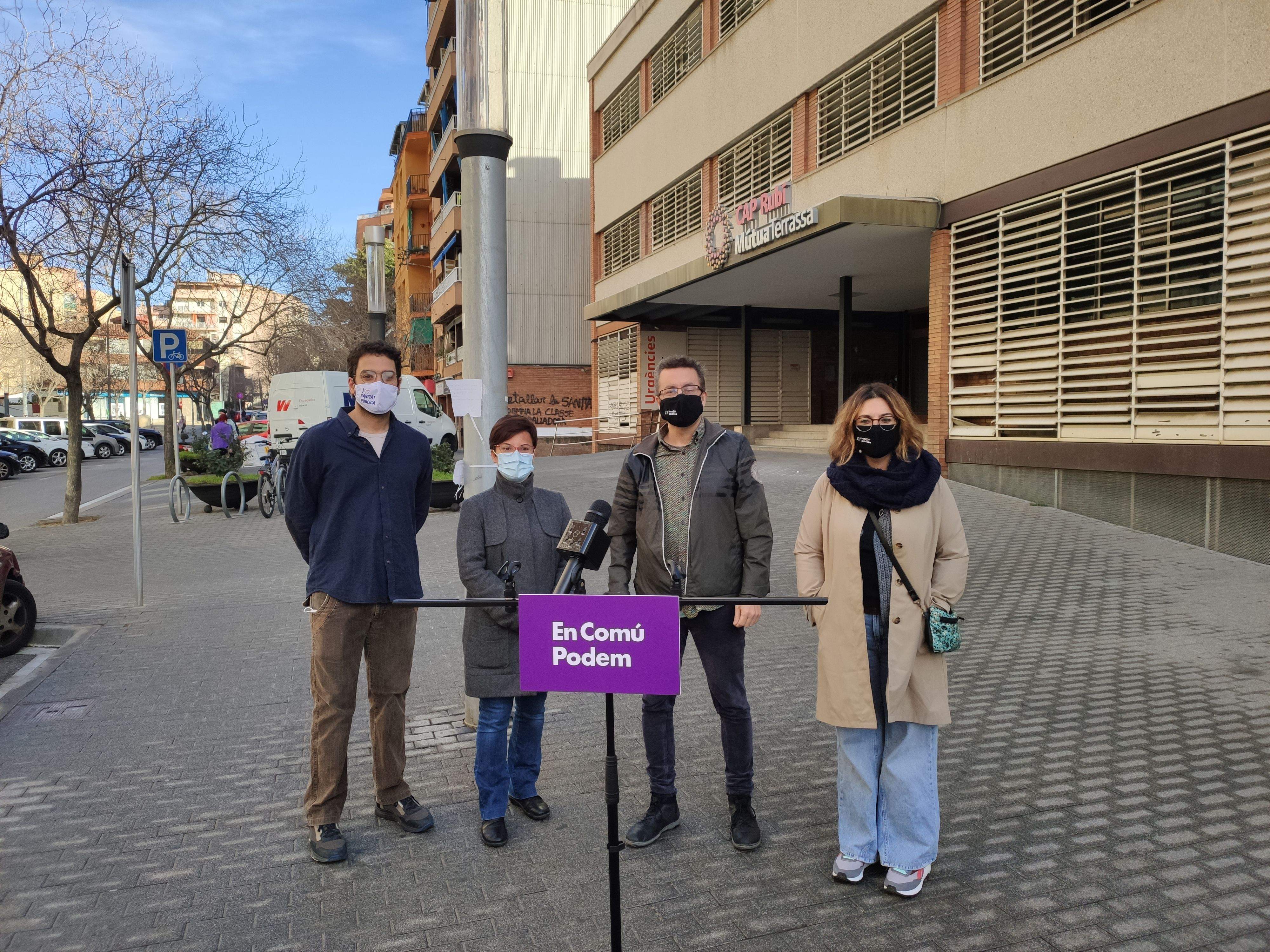 De dreta a esquerra, els regidors d'En Comú Podem a Rubí, Ànnia García i Andrés Medrano, la diputada Marta Ribas i el candidat Miquel Farrés. FOTO: NHS