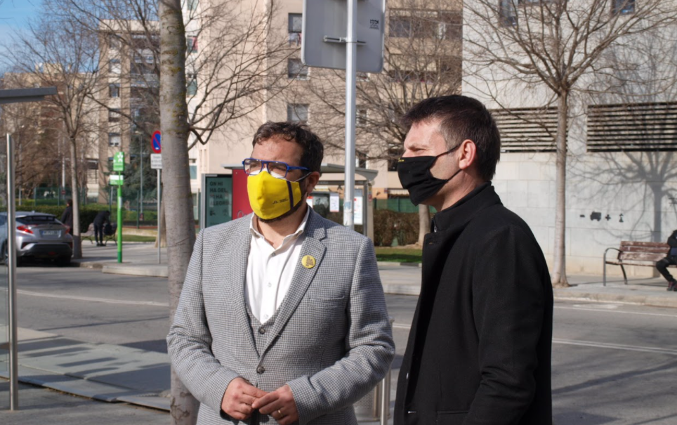 El portaveu d'ERC a la ciutat, Xavier Corbera (dreta), amb el el candidat del Vallès Occidental, Juli Fernández, davant el CAP Anton de Borja de Rubí. FOTO: Marta Casas