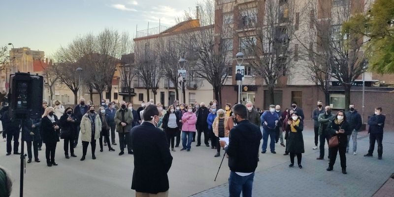 Persones congregades a la plaça Onze de Setembre de Rubí escolten el discurs de Josep Rull. FOTO: Redacció Persones congregades a la plaça Onze de Setembre de Rubí escolten el discurs de Josep Rull. FOTO: Redacció
