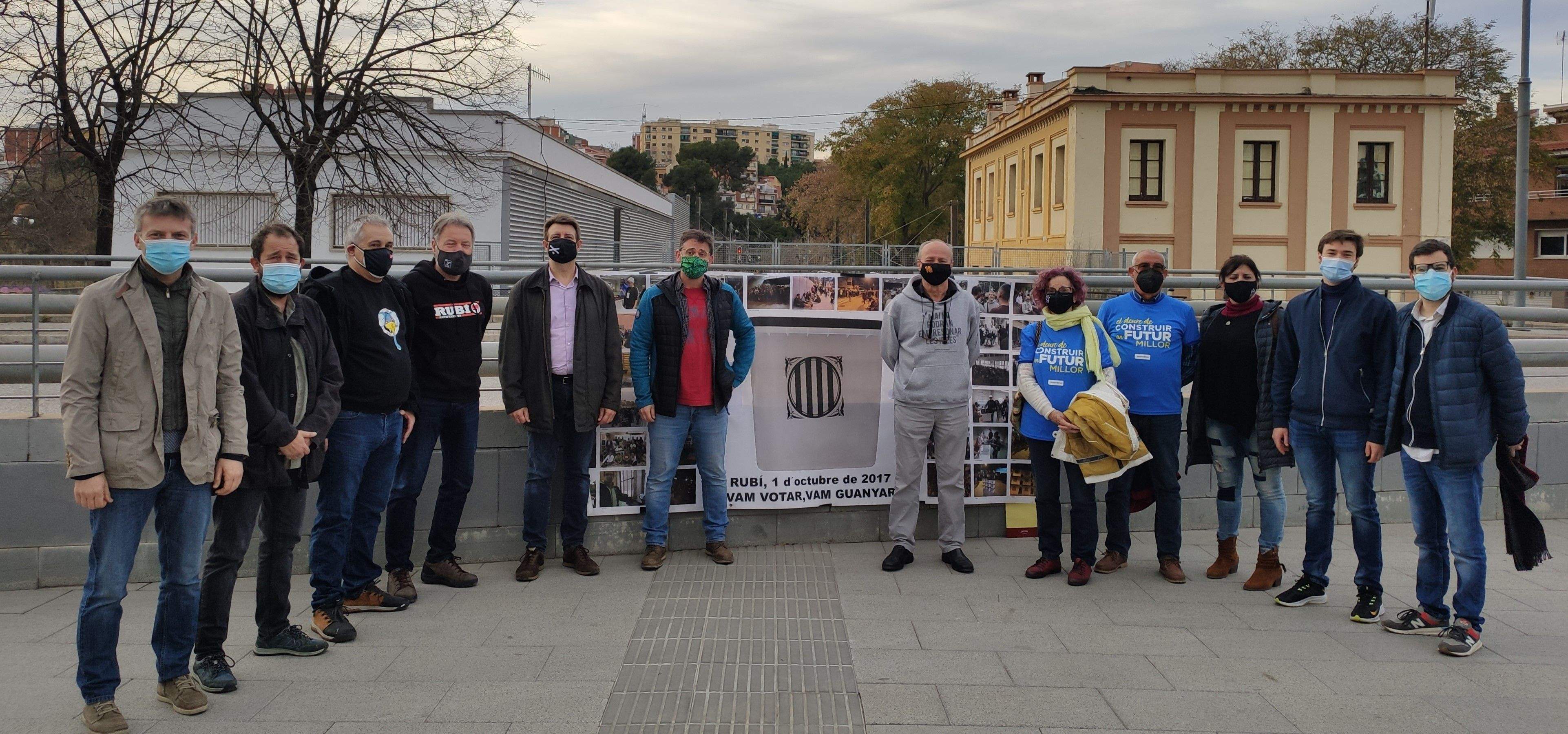 Integrants de les entitats i partits sobiranistes que conformen la Plataforma 1 d'Octubre de Rubí. FOTO: Redacció