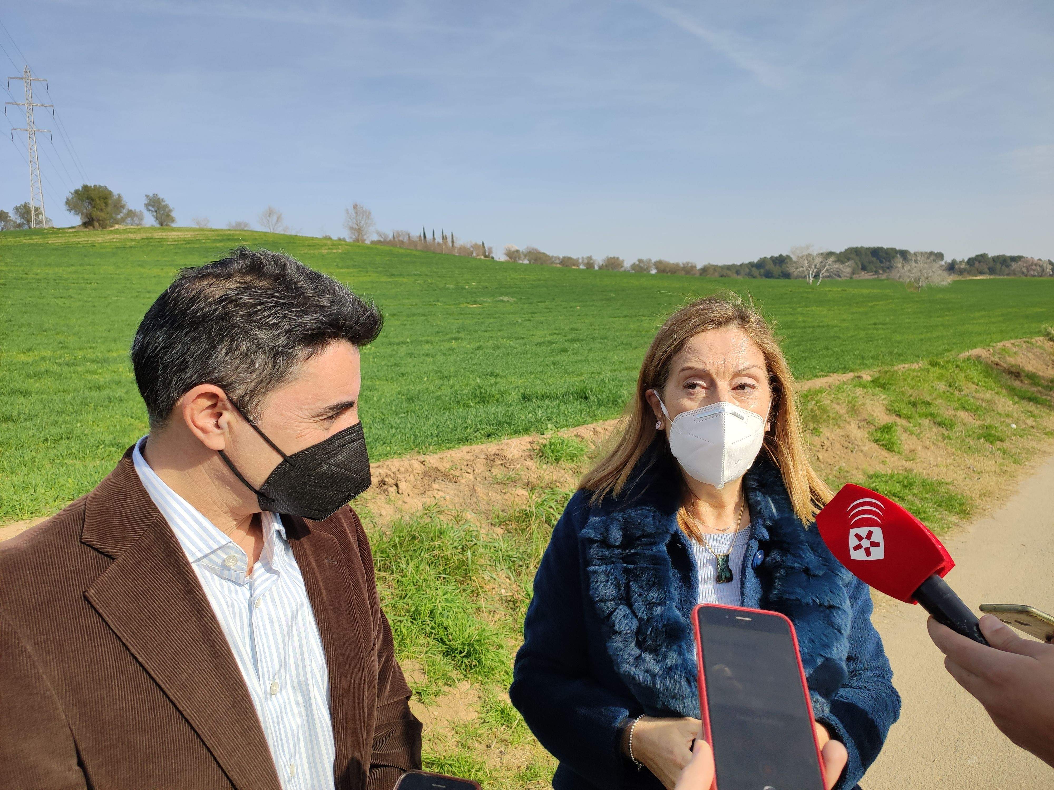 Ana Pastor, vicesecretària general de Política Social del Partit Popular, i Juan José Giner, representant de la formació municipal, a Rubí. FOTO: Redacció