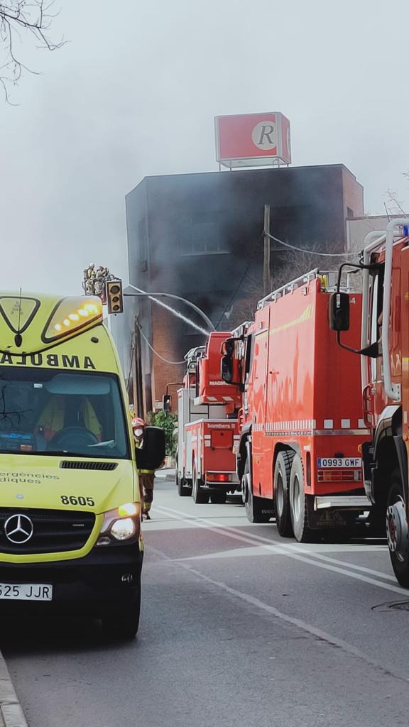 Incendi a la fàbrica de cremalleres de Rubí. FOTO: Cedida