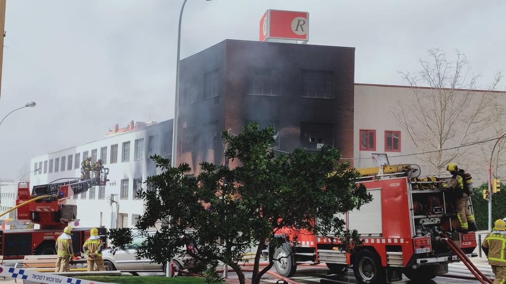 Incendi a la fàbrica de cremalleres de Rubí. FOTO: Cedida