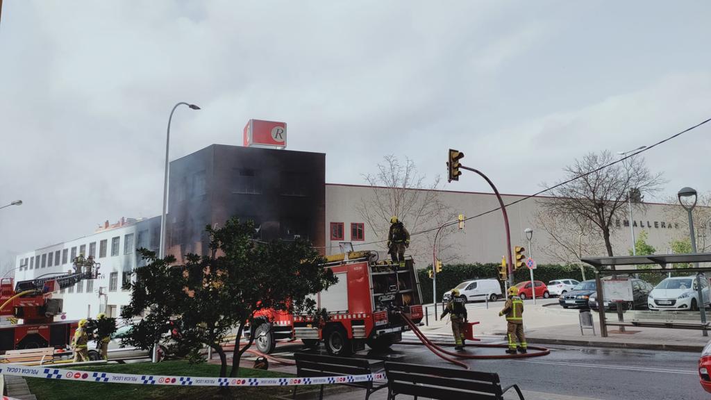 Incendi a la fàbrica de cremalleres de Rubí. FOTO: Cedida