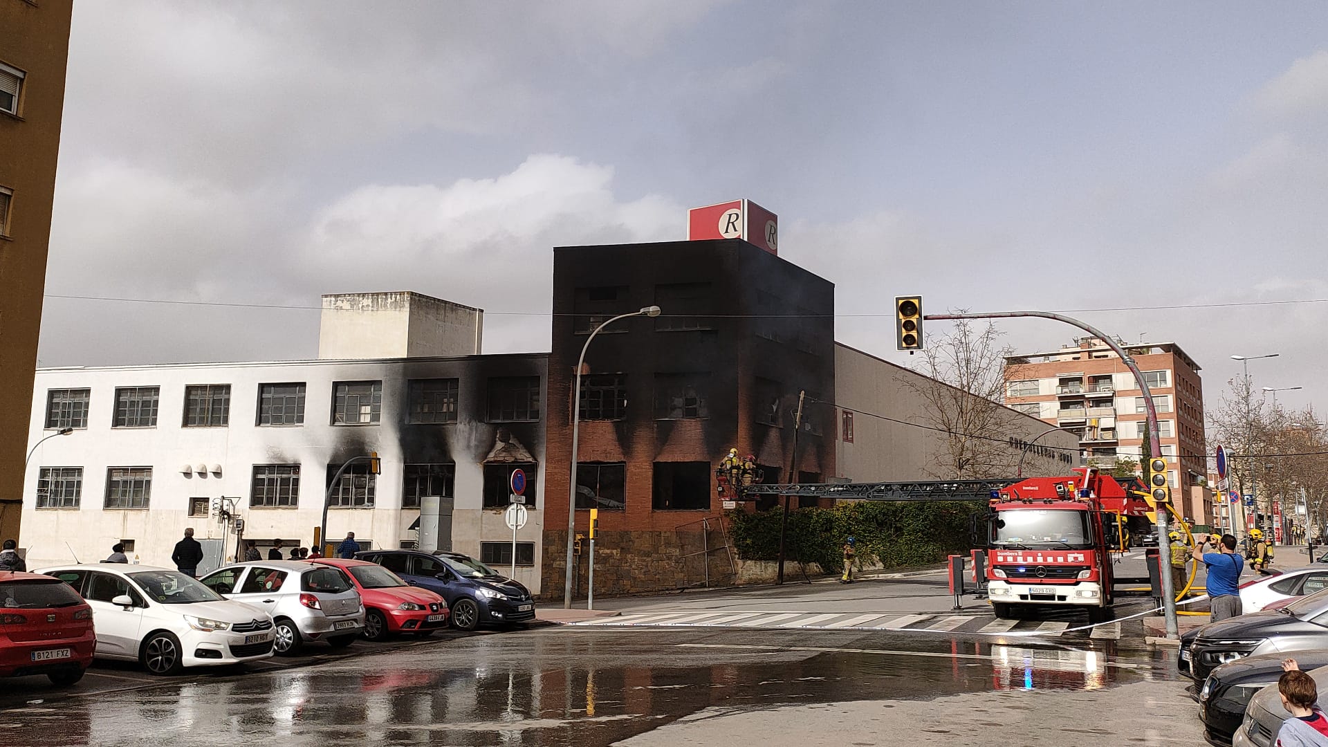 Extingit l'incendi sense ferits a la fàbrica de cremalleres de Rubí . FOTO: Cedida