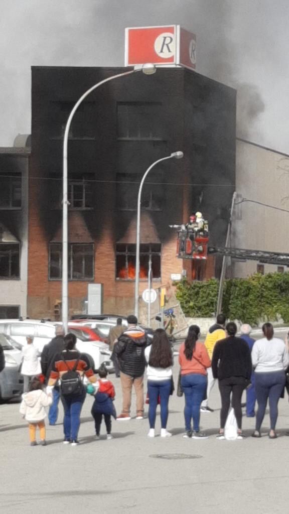 Incendi a la fàbrica de cremalleres de Rubí. FOTO: Mercè Otero