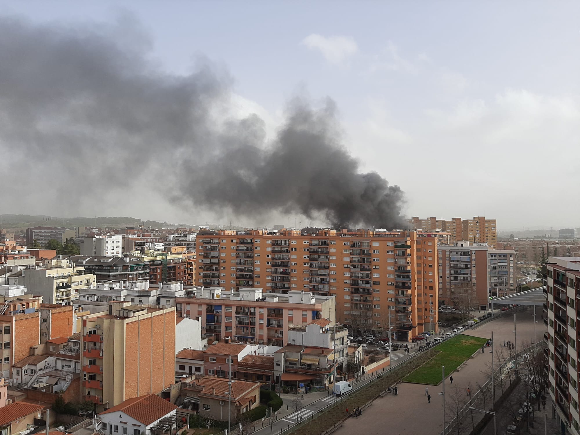 Incendi a la fàbrica de cremalleres de Rubí. FOTO: Alba Miguel 