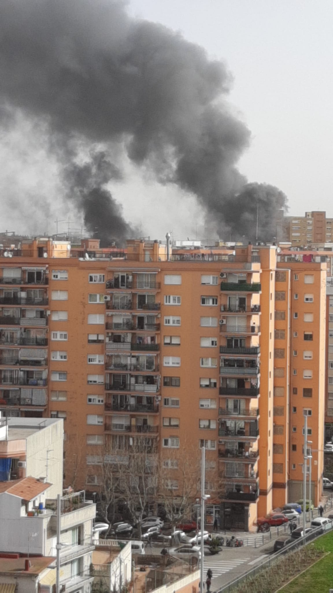 Incendi a la fàbrica de cremalleres de Rubí. FOTO: Alba Miguel
