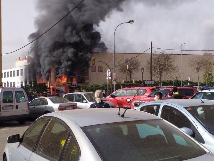  Incendi a la fàbrica de cremalleres. FOTO: Laura Aulet