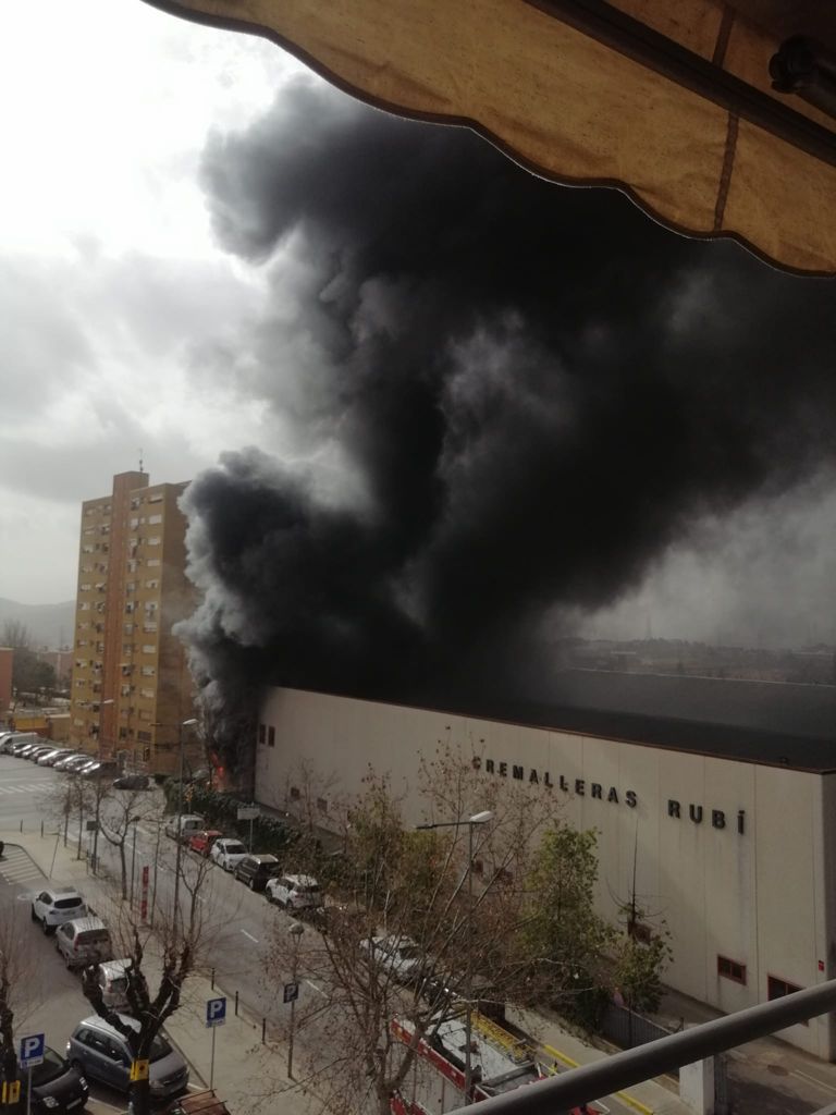 Incendi a la fàbrica de cremalleres de Rubí. FOTO: Oscar Sanz