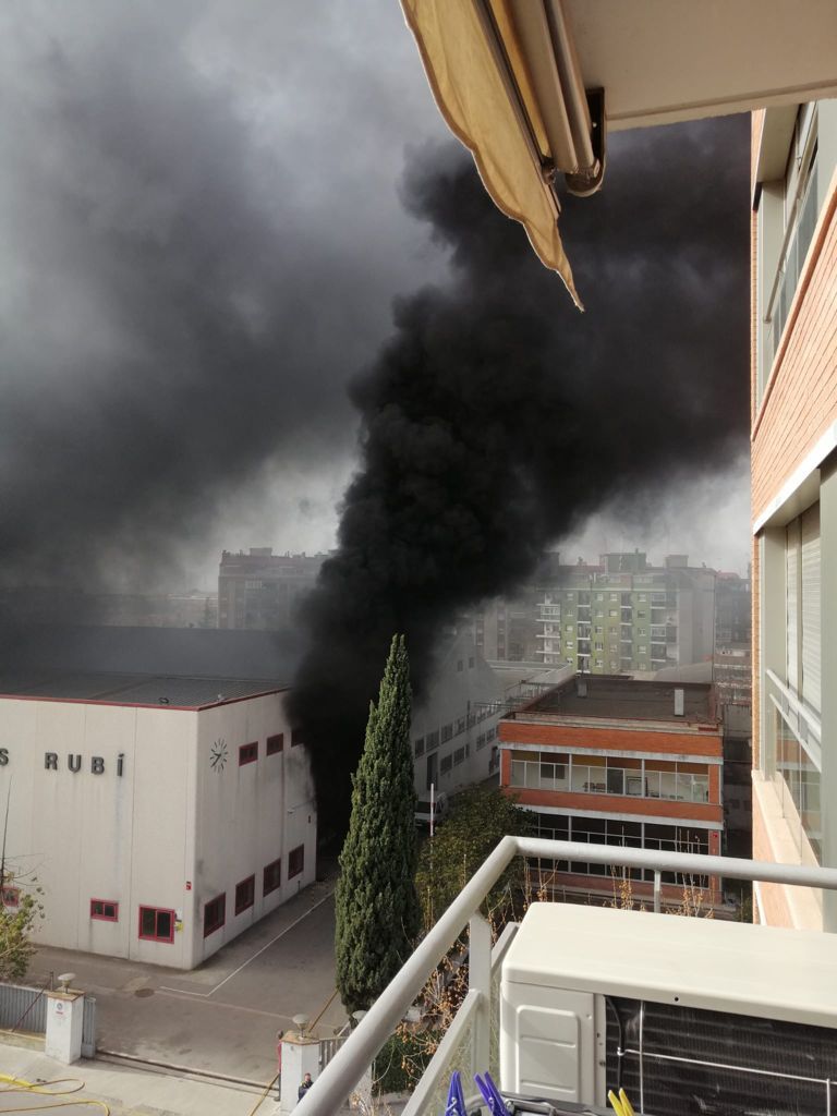 Incendi a la fàbrica de cremalleres de Rubí. FOTO: Oscar Sanz