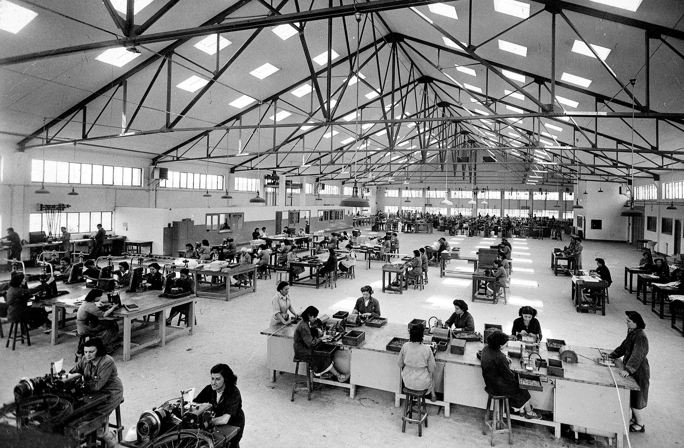 Relampago Zipp Interior fàbrica Azamón anys 50. Foto Brangulí, Arxiu Nacional de Catalunya..1