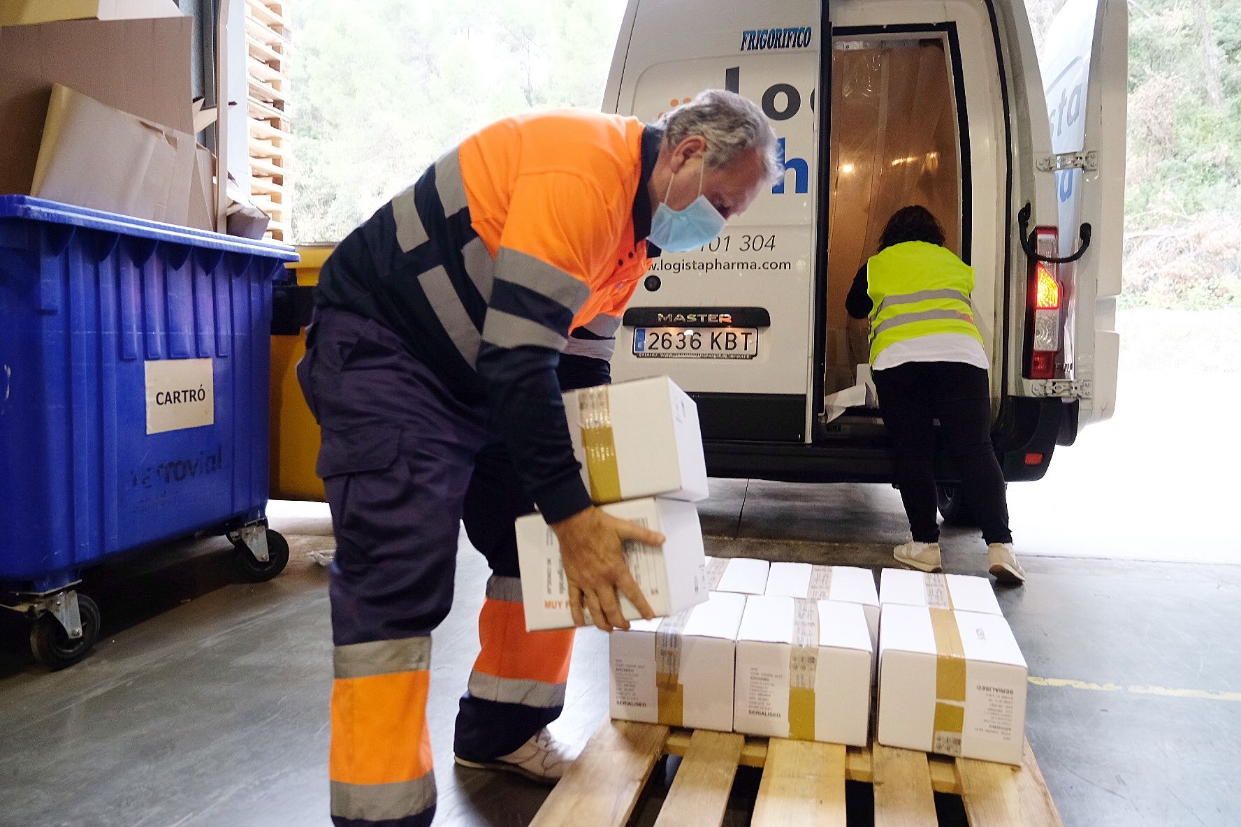 Moment de l'arribada de les vacines d'AstraZeneca a Catalunya. FONT: Salut