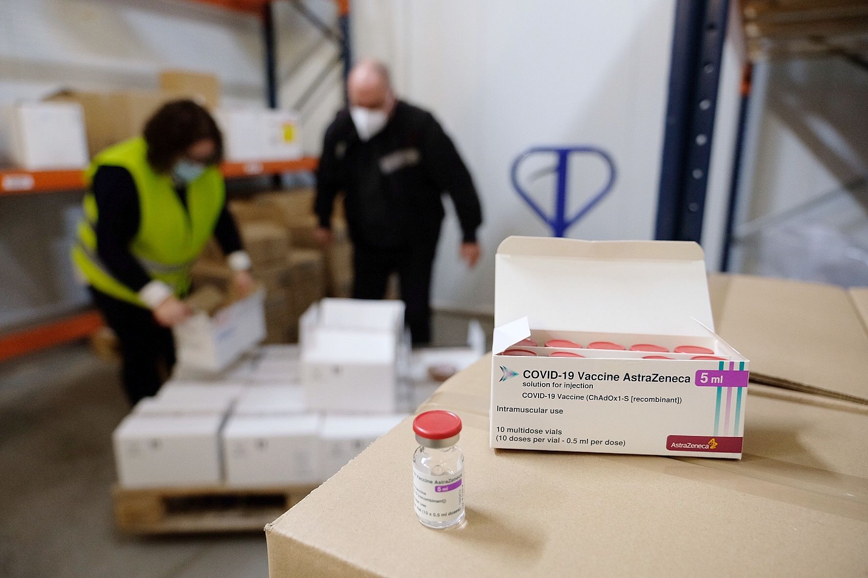 Moment de l'arribada de la vacuna AstraZeneca a Catalunya. FOTO: Salut