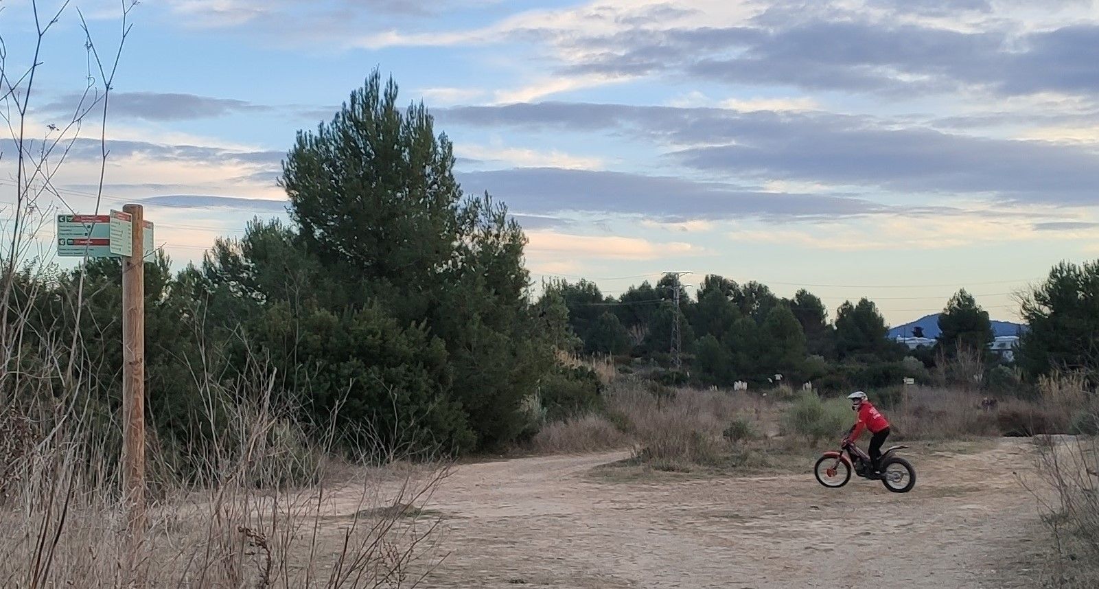 Un conductor amb un vehicle de motocrós per la plana de Sant Genís. FOTO: Redacció