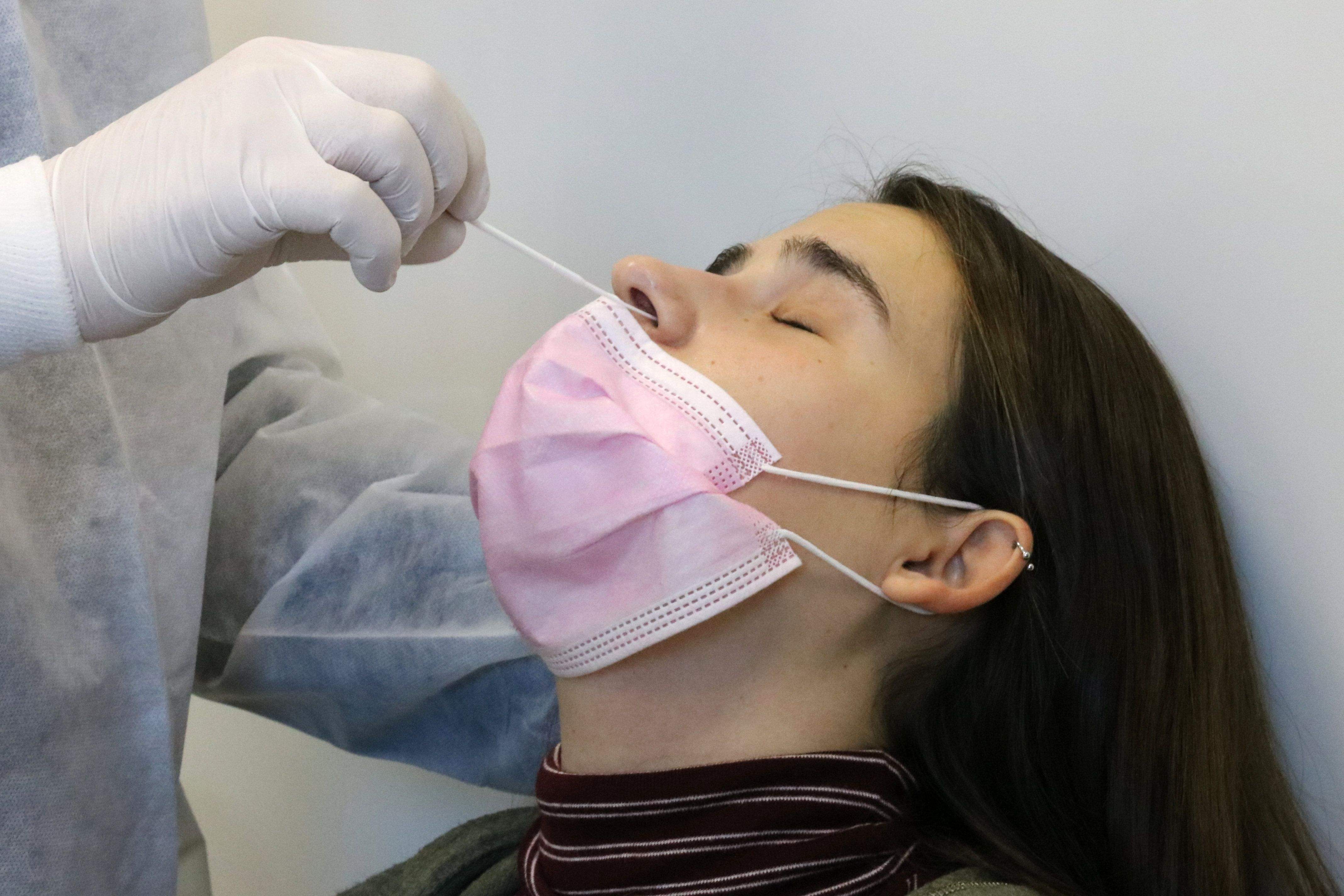 Una professora en el moment de presa de mostra per fer un test d'antígens. FOTO: ACN