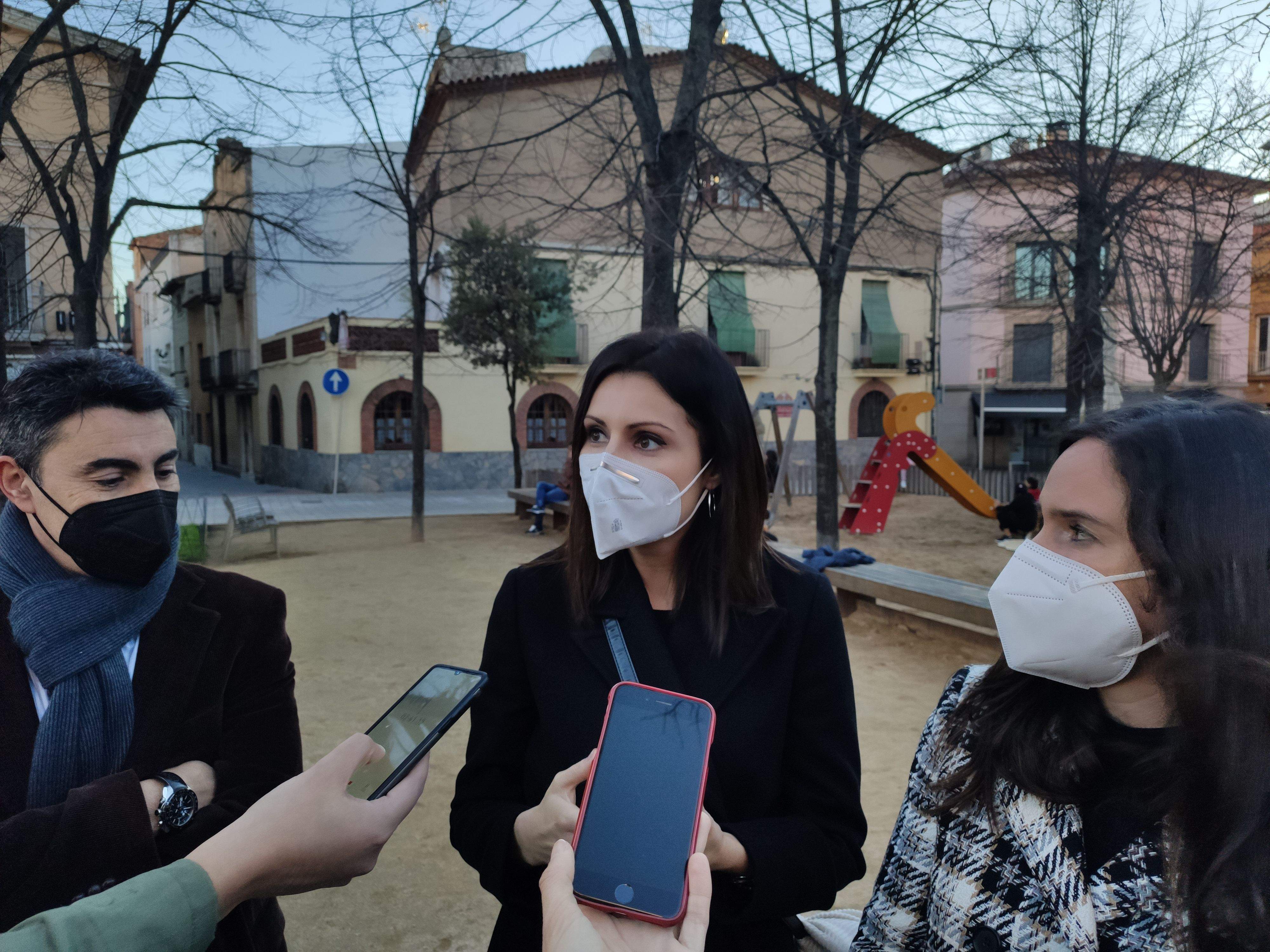 Juan José Giner, Lorena Roldán i Belén Hoyo a la plaça Dr. Guardiet aquest dimecres. FOTO: NHS