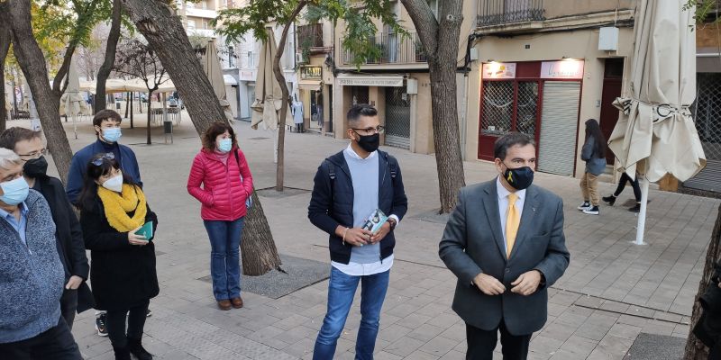 El polític i advocat envoltat de simpatitzants, a Rubí. FOTO: NHS