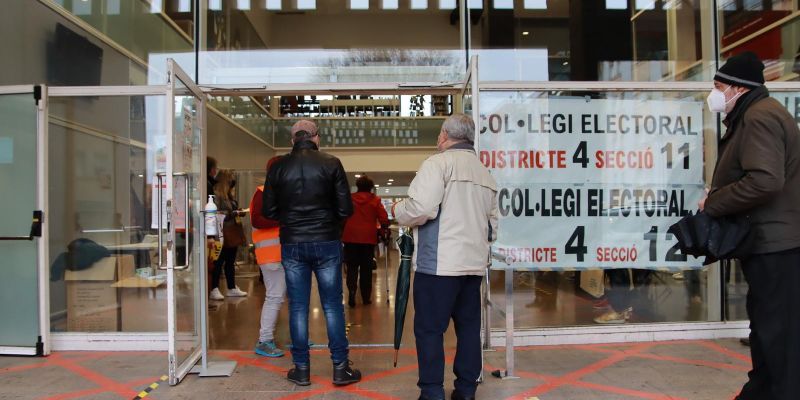 Ciutadans votant aquest diumenge a la biblioteca de Rubí. FOTO: Josep Llamas