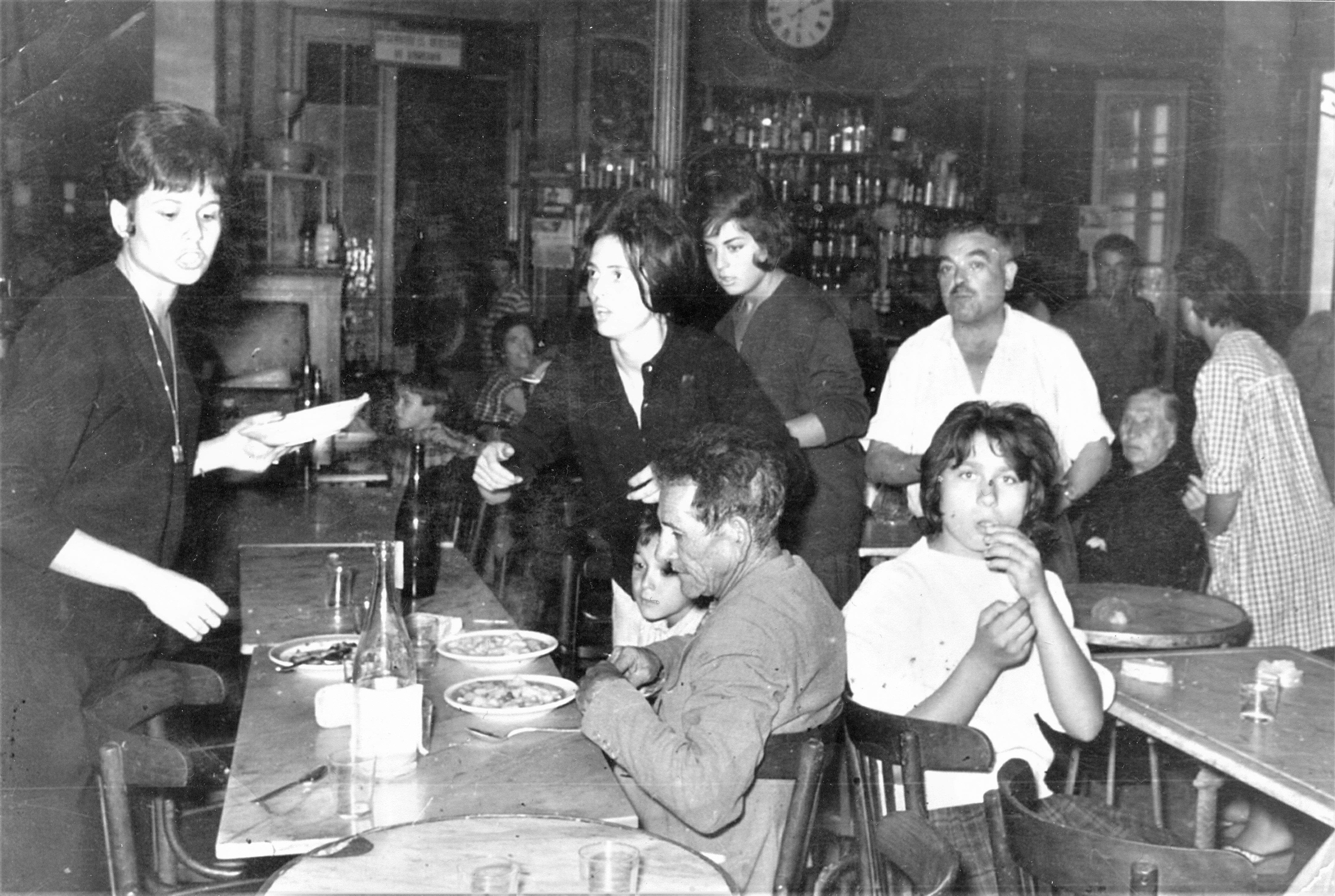 A la imatge podem veure l'interior del Casino Espanyol, concretament el bar, en alguns dels dies immediats a la catàstrofe del 25 de setembre. FOTO: Fons Vicenç Rizo